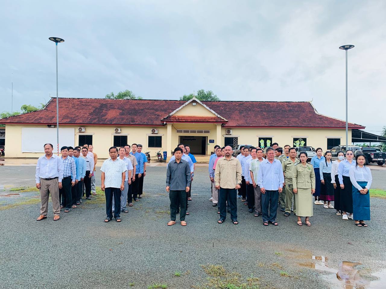 ក្រុមប្រឹក្សាស្រុក គណៈអភិបាលស្រុកស្រែអំបិល និងមន្រ្តីរាជការសាលាស្រុកស្រែអំបិល បានរៀបចំគោរព ទង់ជាតិ នៃព្រះរាជាណាចក្រកម្ពុជា