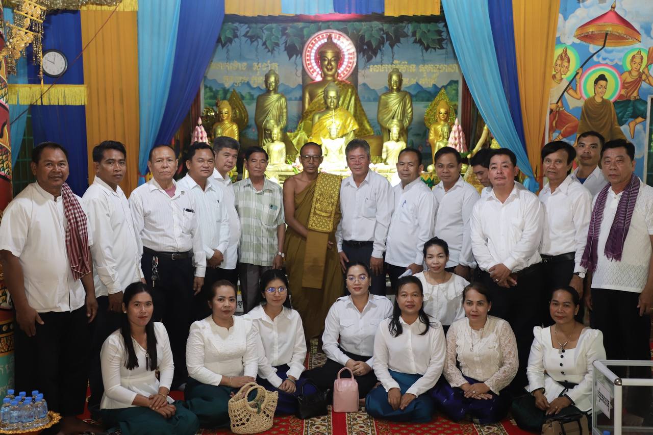 លោក ម៉ាស់ សុជា ប្រធានក្រុមប្រឹក្សាស្រុក លោក លោកស្រីសមាជិកក្រុមប្រឹក្សាស្រុក និងមន្រ្តីរាជការការិយាល័យអង្គភាពចំណុះរដ្ឋបាលស្រុក បាននាំយកទេយ្យទានប្រគេនដល់ព្រះសង្ឃ នៅវត្តព្រះពុទ្ឋទានារាម (ហៅវត្តខ្សាច់ស)