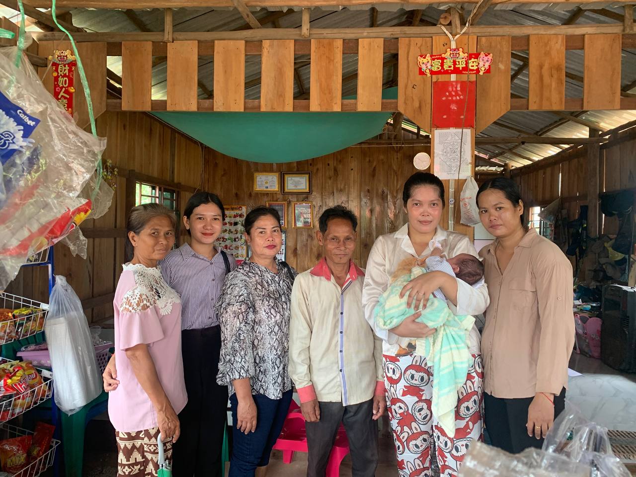 លោកស្រី វ៉ាត់ សុខា សមាជិកក្រុមប្រឹក្សាឃុំត្រពាំងរូង និងជាអ្នកទទួលបន្ទុក គ.ក.ន.ក ឃុំត្រពាំងរូង និងអនុភូមិដីទំនាប រួមជាមួយក្រុមទ្រទ្រង់សុខភាពភូមិដីទំនាប បានចុះសួសុខទុក្ខប្រជាពលរដ្ឋតាមខ្នងផ្ទះគោលដៅ បានចំនួន ៩គ្រួសារ
