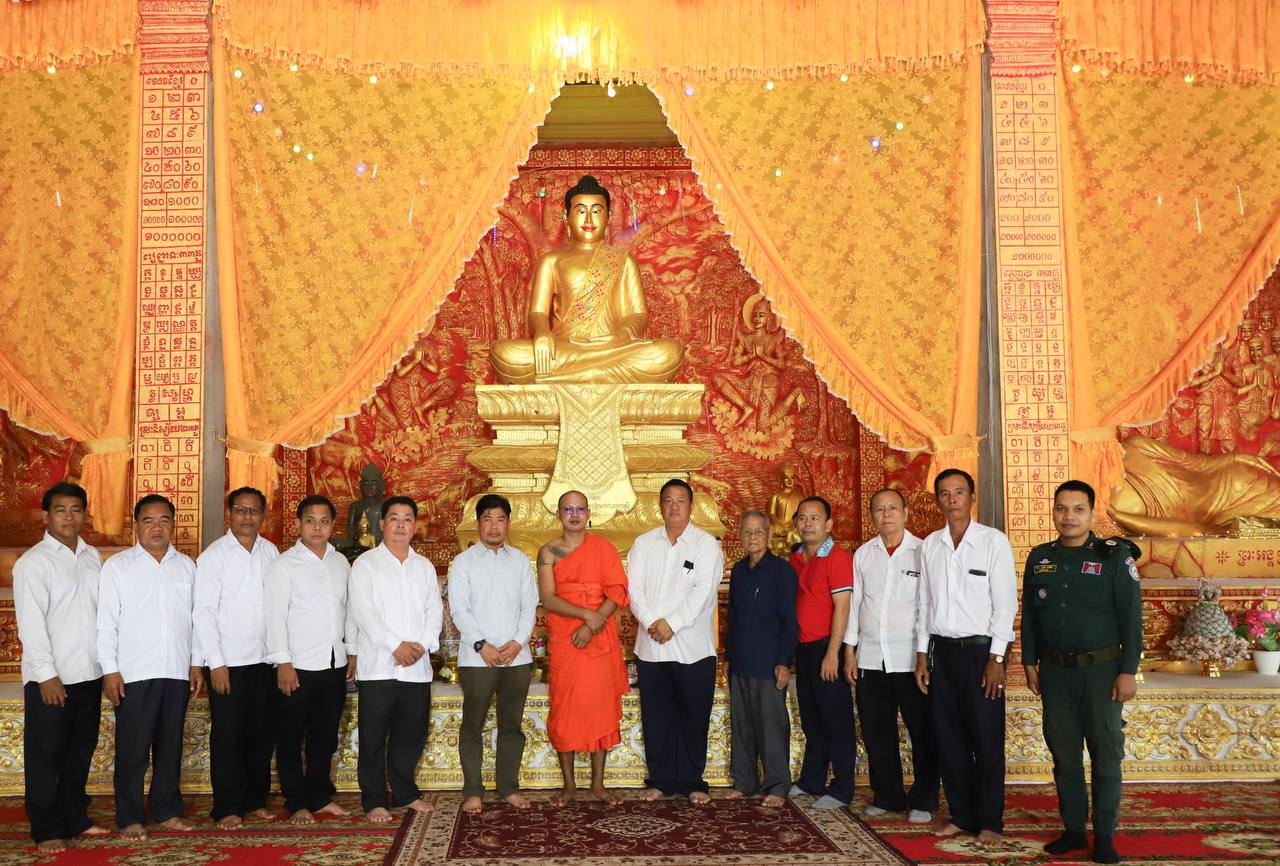 លោក ម៉ាស់ សុជា ប្រធានក្រុមប្រឹក្សាស្រុកស្រែអំបិល និងលោក ជា ច័ន្ទកញ្ញា អភិបាលស្រុក អញ្ជើញអមដំណើរ លោក ស្រេង ហុង អភិបាលរងខេត្ត នាំយកបច្ច័យទេយ្យទានប្រគេនព្រះសង្ឃនៅវត្តគងឆា ក្នុងឱកាសកាន់វេនបិណ្ឌទី១២ ស្ថិតក្នុងឃុំដងពែង