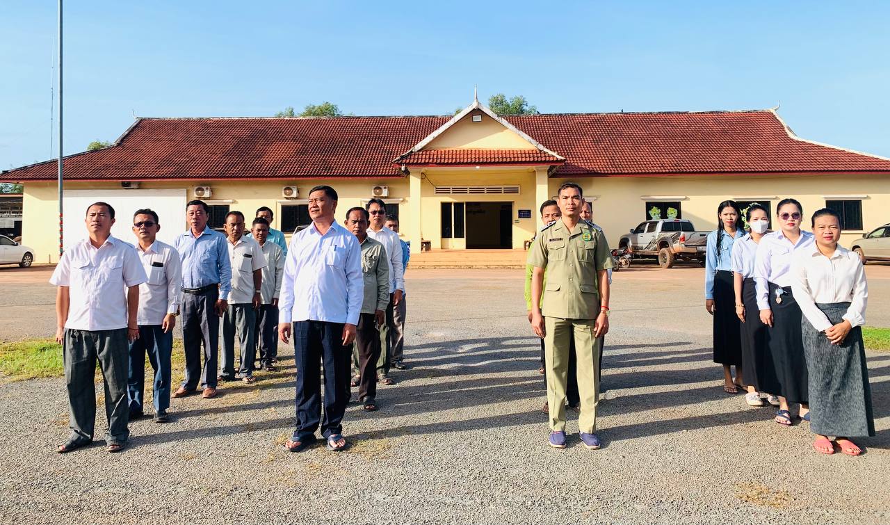 ក្រុមប្រឹក្សាស្រុក គណៈអភិបាលស្រុកស្រែអំបិល និងមន្រ្តីរាជការសាលាស្រុកស្រែអំបិល បានរៀបចំគោរព ទង់ជាតិ នៃព្រះរាជាណាចក្រកម្ពុជា នៅសាលាស្រុកស្រែអំបិល