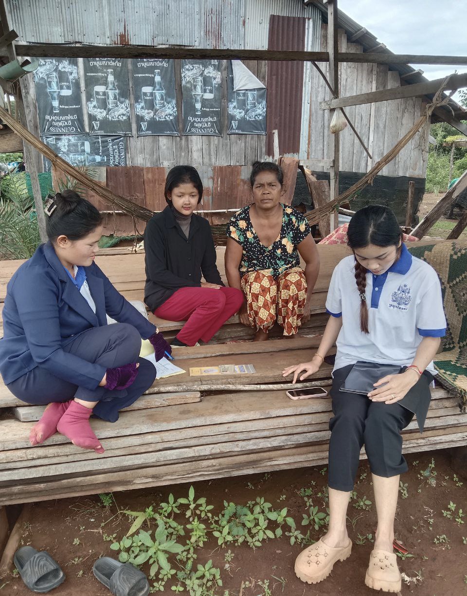 លោកស្រី មៀច ប៉ីញ ក្រុមប្រឹក្សាឃុំ និងជាអ្នកទទួលបន្ទុកគណៈកម្មការកិច្ចការនារី និងកុមារឃុំ និងកញ្ញា ហឿន ដាលីន ជំនួយការរដ្ឋបាលឃុំ បានចុះសម្ភាសន៍ឡើងវិញសម្រាប់គ្រួសារក្រីក្រដែលអស់សុពលភាព នៅក្នុងភូមិព្រែកស្វាយ ឃុំថ្មដូនពៅ ស្រុកថ្មបាំង ខេត្តកោះកុង