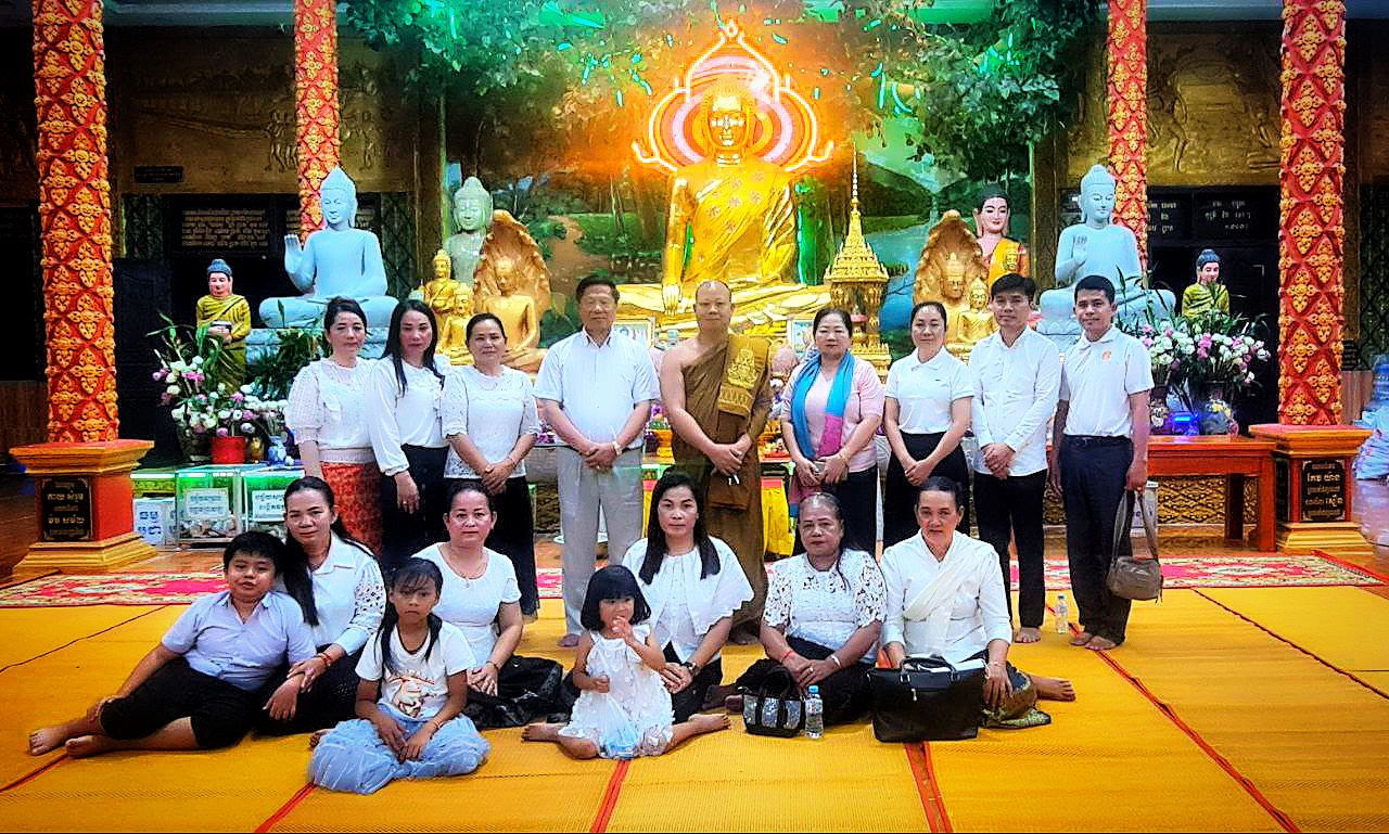 លោក ង៉ែត ឡឹង ប្រធានមន្ទីរអប់រំ យុវជន និងកីឡាខេត្តកោះកុង និងភរិយា បានដឹកនាំបុគ្គលិកអប់រំក្រោមឱវាទអញ្ជើញចូលរួមសូត្រមន្តចំរើនព្រះបរិត្តកាន់បិណ្ឌទី១៣ នៅវត្តទេពនិមិត្ត ហៅវត្តថ្មី ស្ថិតក្នុងភូមិ៣ សង្កាត់ស្មាច់មានជ័យ ក្រុងខេមរភូមិន្ទ ខេត្តកោះកុង