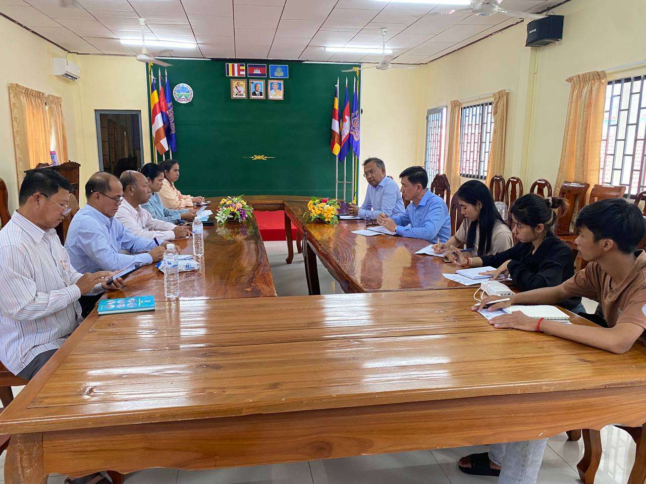 មន្ទីរកសិកម្ម រុក្ខាប្រមាញ់ និងនេសាទខេត្តកោះកុង ៖ បានឱ្យក្រុមការងារសាកលវិទ្យាល័យភូមិន្ទភ្នំពេញ​​ ដឹកនាំដោយលោកសាស្រ្តាចារ្យបណ្ឌិត សៀក សូផាត ព្រឹទ្ធបុរសរងមហាវិទ្យាល័យសិក្សាអភិវឌ្ឍន៍ ចូលជួបពិភាក្សាការងារមួយចំនួន ដើម្បីរៀបចំរបាយការណ៍អាកាសធាតុជាតិកម្ពុជា