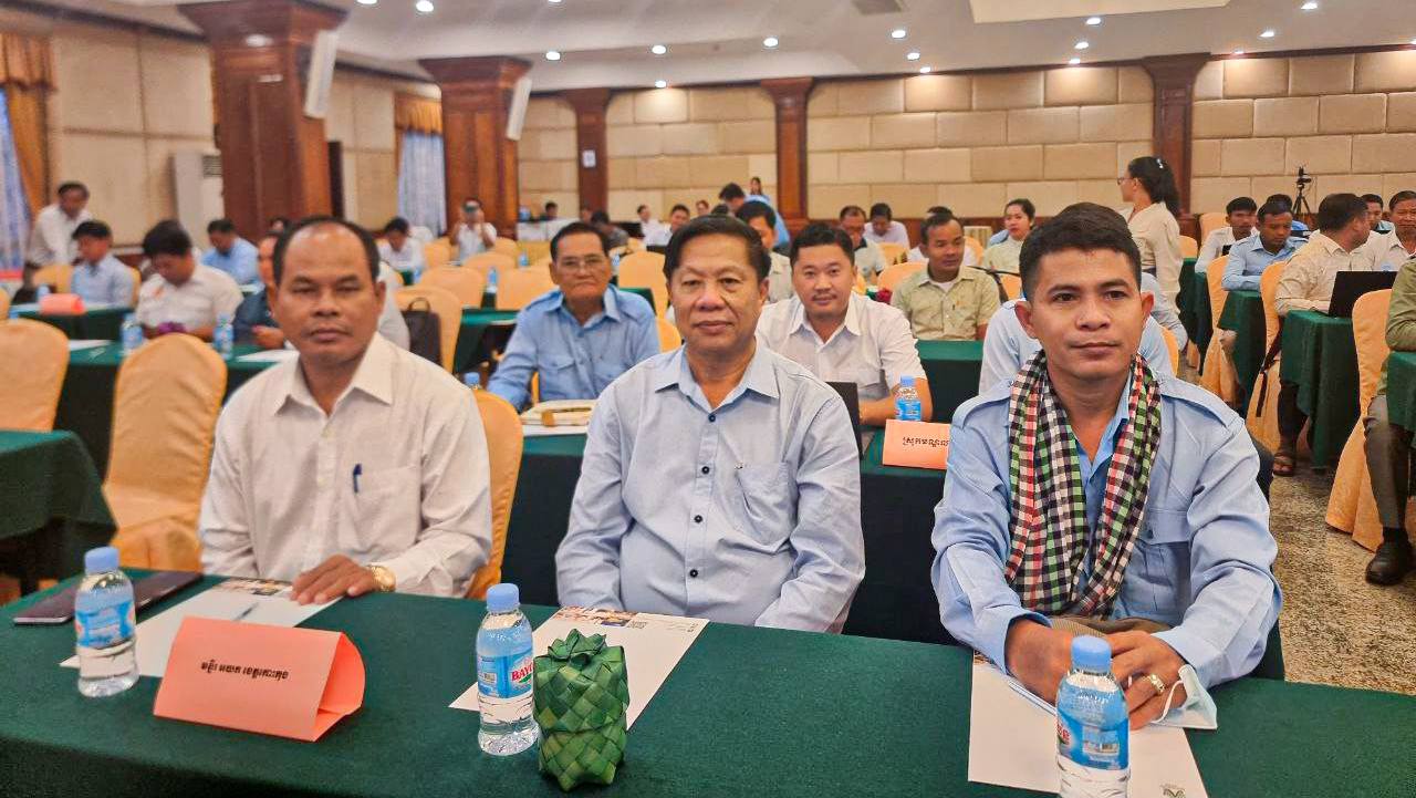 លោក ង៉ែត ឡឹង ប្រធានមន្ទីរអប់រំ យុវជន និងកីឡាខេត្តកោះកុង ដឹកនាំមន្រ្តីរាជការក្រោមឳវាទនៃមន្ទីរអប់រំ ចូលរួមវគ្គសិក្ខាសាលាស្តីពី៖ យុទ្ធសាស្រ្តសហគមន៍សាលារៀនលើកទី៣ នៅសណ្ឋាគារអង្គរប៉ារ៉ាឌី (Angkor Paradise Hotel) ខេត្តសៀមរាប
