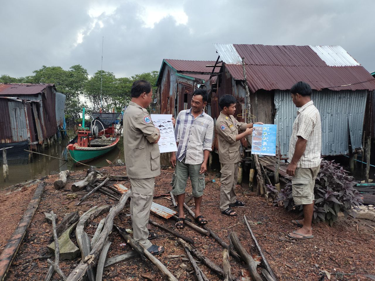 មន្ទីរកសិកម្ម រុក្ខាប្រមាញ់ ​និងនេសាទខេត្តកោះកុង ៖​ ចុះផ្សព្វផ្សាយដល់ប្រជានេសាទអំពីប្រភេទសត្វកម្រមានដូចជា ជ្រូកទឹក ផ្សោតសមុទ្រ អណ្ដើកសមុទ្រ សេះសមុទ្រជាដើម និងពន្យល់អំពីទោសប្បញ្ញត្តិច្បាប់ស្តីពីជលផល ពន្យល់អំពីសារៈសំខាន់នៃប្រភេទសត្វកម្រ ក្នុងករណីប្រជាពលរដ្ឋនេសាទ