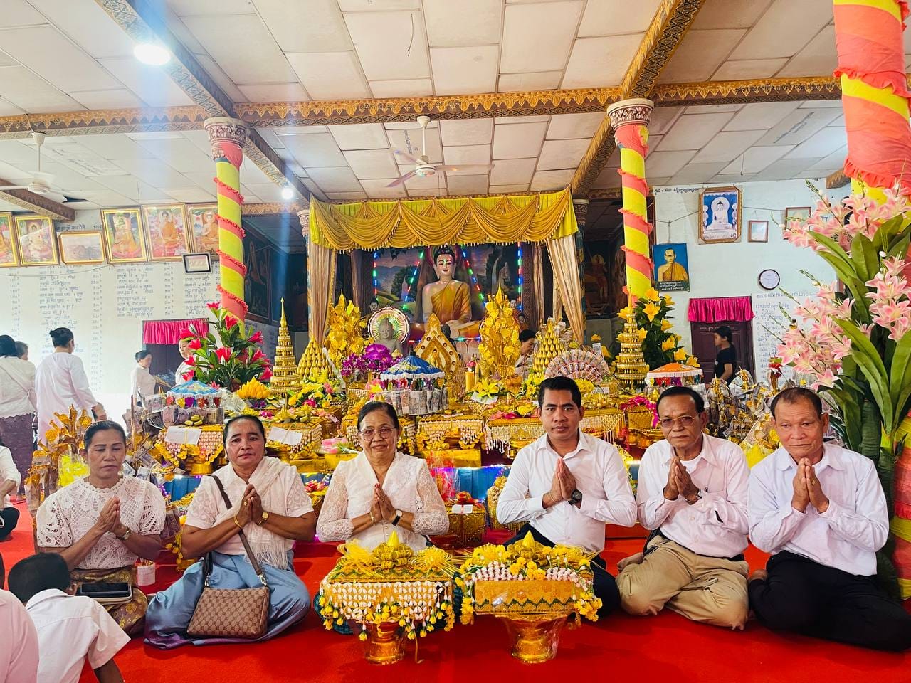 លោកស្រី គ្រី សោភ័ណ ប្រធានក្រុមប្រឹក្សាស្រុក លោក ខេង សំខាន់ អភិបាលរងស្រុក តំណាងលោក ក្រូច បូរីសីហា អភិបាល នៃគណៈអភិបាលស្រុកបូទុមសាគរ លោក លោកស្រី សមាជិកក្រុមប្រឹក្សាស្រុក មន្ត្រីរាជការសាលាស្រុក បានអញ្ជើញប្រារព្ធពិធីបុណ្យកឋិនទានសាមគ្គី ដើម្បីដង្ហែវេរប្រគេនព្រះសង្ឃដែលគង់ចាំព្រះវស្សាអស់ត្រីមាស ក្នុងពទ្ធសីមា វត្តអង្គសិលាមុនី(ហៅវត្តថ្មស) ដែលមានទីតាំងស្ថិតនៅក្នុងភូមិថ្មស ឃុំថ្មស