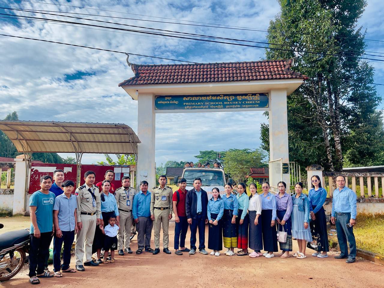 រដ្ឋបាលឃុំឫស្សីជ្រុំ លោក យ៉ាក ខឿនជំទប់ទី១ឃុំ តំណាងដ៏ខ្ពង់ខ្ពស់ លោកផង់ សុផាន់ណា មេឃុំឬស្សីជ្រុំ បានចូលរួមយុទ្ធនាការផ្សព្វផ្សាយប្រមូលកុមារចូលរៀន ក្នុងឆ្នាំសិក្សា២០២៤-២០២៥