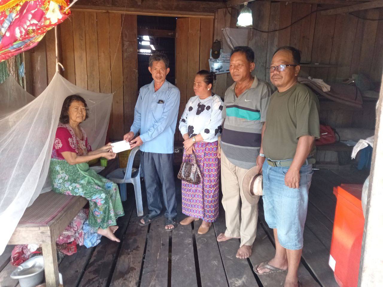 រដ្ឋបាលឃុំកោះស្ដេចចុះសួរសុខទុក្ខ លោក យ៉ាង សាញ់ ដែលកំពុងសម្រាកព្យាបាលនៅមន្ទីរពេទ្យ និងប្រពន្ធឈ្មោះ អ៊ុង សារ៉ែម ដែលមានជំងឺកំពុងសម្រាកព្យាលនៅគេហដ្ឋាន ដែលត្រូវជាឪពុកម្ដាយលោក យ៉ាង ចន្នី មេភូមិពាមកាយ ស្ថិតនៅភូមិពាមកាយ ឃុំកោះស្ដេច ស្រុកគិរីសាគរ ខេត្តកោះកុង។