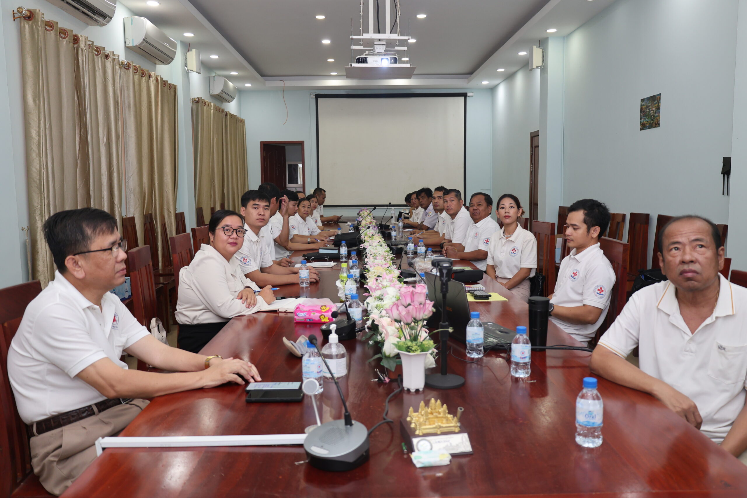 លោកវេជ្ជបណ្ឌិត ម៉ក់ គឹមលី អនុប្រធានមន្ទីរ​សុខាភិបាល​នៃរដ្ឋបាលខេត្តកោះកុង និង​ ជាអនុ​ប្រធាន​ប្រតិបត្តិ​ក្រុម​ការងារ​គ្រូពេទ្យ​ស្ម័គ្រ​ចិត្ត​ឯកឧត្តម​ ហ៊ុន​ ម៉ានី​ សាខាខេត្តកោះកុង បានដឹកនាំសមាជិកក្រោមឱវាទចូលរួមសិក្ខា​សាលា​ផ្សព្វផ្សាយ​ “ ឯកសារ​ទស្សនា​ទានសហភាព​សម្ព័ន្ធ​យុវជនកម្ពុជា​ ២.០​ (UYFC 2.0) “ តាមប្រព័ន្ធនិមិត្ត​ ZOOM ក្រោមអធិបតីភាព​ឯកឧត្ដម​ លេង​ ផាលី​ សមាជិក​គណៈ​អចិន្ត្រៃយ៍​ គណៈ​កម្មាធិការ​កណ្ដាល​សហភាព​សហព័ន្ធ​យុវជន​កម្ពុជា​ និងជាប្រធាន​ប្រតិបត្តិ​ក្រុម​ការងារ​គ្រូពេទ្យ​ស្ម័គ្រ​ចិត្ត​ឯកឧត្តម​