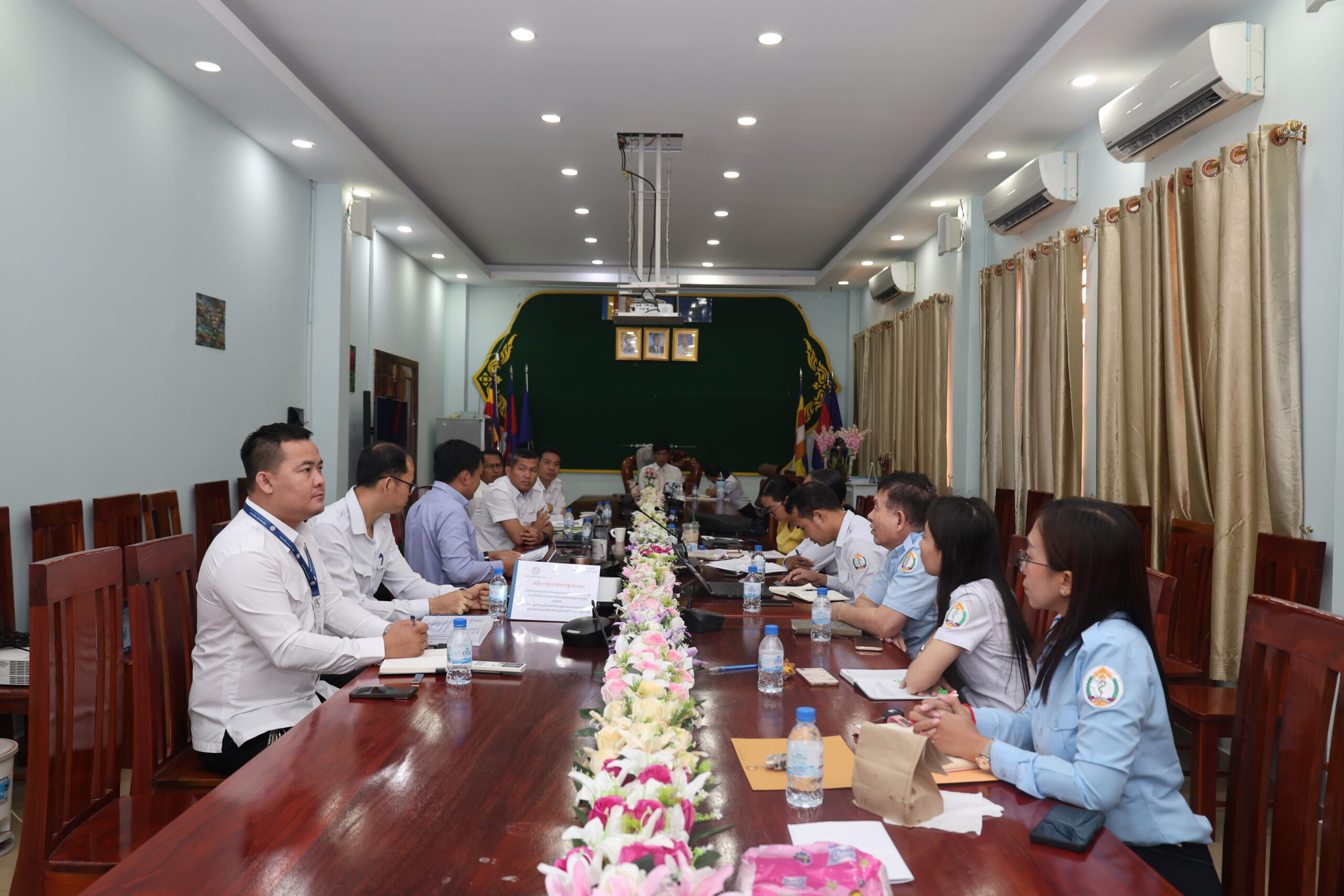 មន្ទីរសុខាភិបាលនៃរដ្ឋបាលខេត្តកោះកុង បានបើកកិច្ចប្រជុំត្រួតពិនិត្យឯកសារប្រឡងប្រណាំងអង្គភាពផ្តល់សេវាសាធារណៈគំរូ សម្រាប់មន្ទីរពេទ្យផ្តល់សេវាសំណុំសកម្មភាពបង្គ្រប់កម្រិត២ ដឹកនាំដោយឯកឧត្តមវេជ្ជបណ្ឌិត ទៅ ម៉ឹង ប្រធានមន្ទីរសុខាភិបាលខេត្តកោះកុង ធ្វើនៅបន្ទប់ប្រជុំមន្ទីរសុខាភិបាល