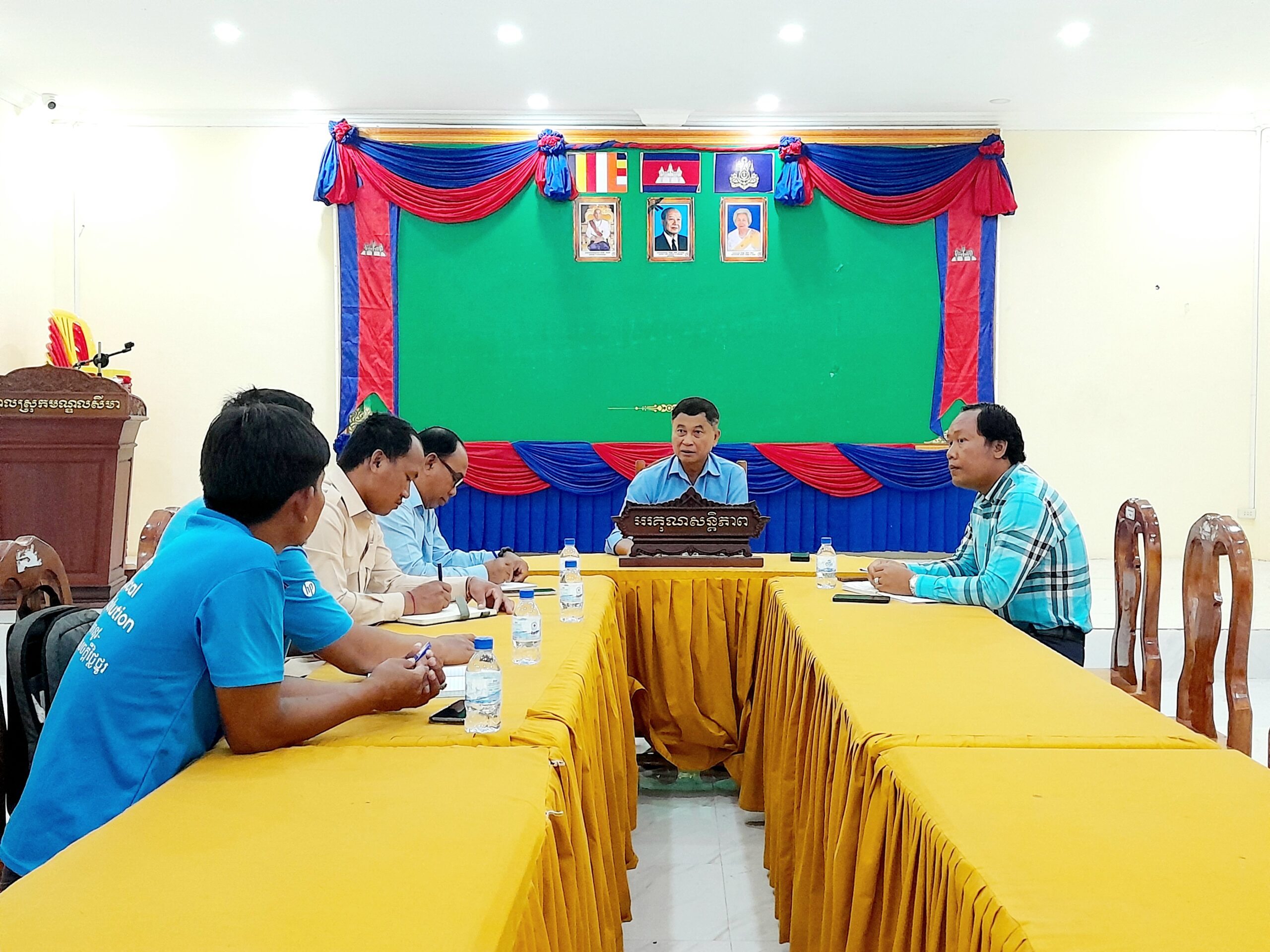 លោក ប៉ែន ប៊ុនឈួយ អភិបាលរងស្រុកមណ្ឌលសីមា បានដឹកនាំកិច្ចប្រជុំពិភាក្សាការងារចាំបាច់មួយចំនួនលើការងារដឹកជញ្ជូនអនាម័យសំរាមរបស់ក្រុមហ៊ុន អេកូឡូខល សឺលូសិន ឯ.ក
