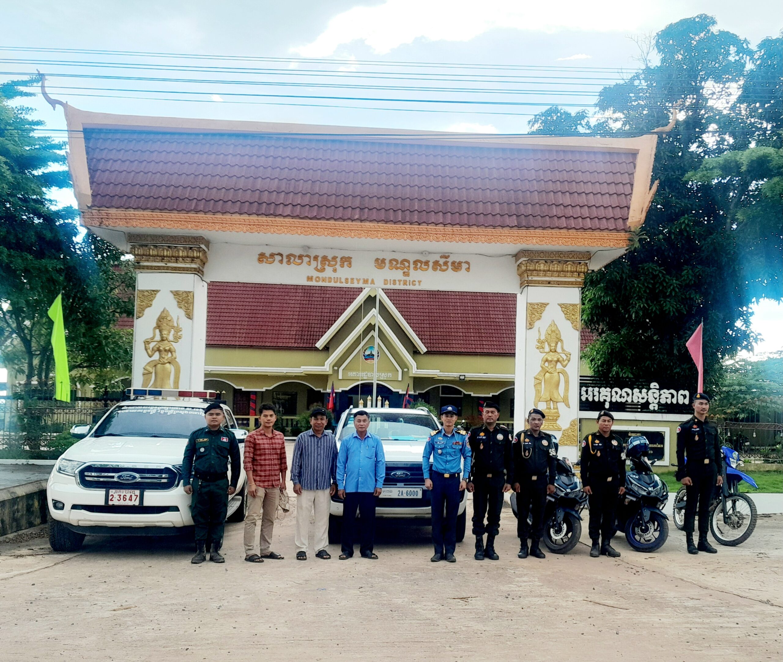 លោក ប៉ែន ប៊ុនឈួយ អភិបាលរងស្រុកមណ្ឌលសីមា ជាអនុប្រធានគណៈបញ្ជាការឯកភាពរដ្ឋបាលស្រុក និងជាប្រធានលេខាធិការដ្ឋានស្រុក បានដឹកនាំគណៈបញ្ជាការឯកភាពស្រុក ចុះត្រួតពិនិត្យសត្វគោក្របីតាមដងផ្លូវទីសាធារណ: និងបានណែនាំម្ចាស់គោឈ្មោះ យង់ លេន នៅចំណុចភូមិជើងគ្រក់ ស្ថិតនៅភូមិនាងកុក ឃុំប៉ាក់ខ្លង ឲ្យឈប់ចងគោនៅតាមចិញ្ចើមផ្លូវទៀត