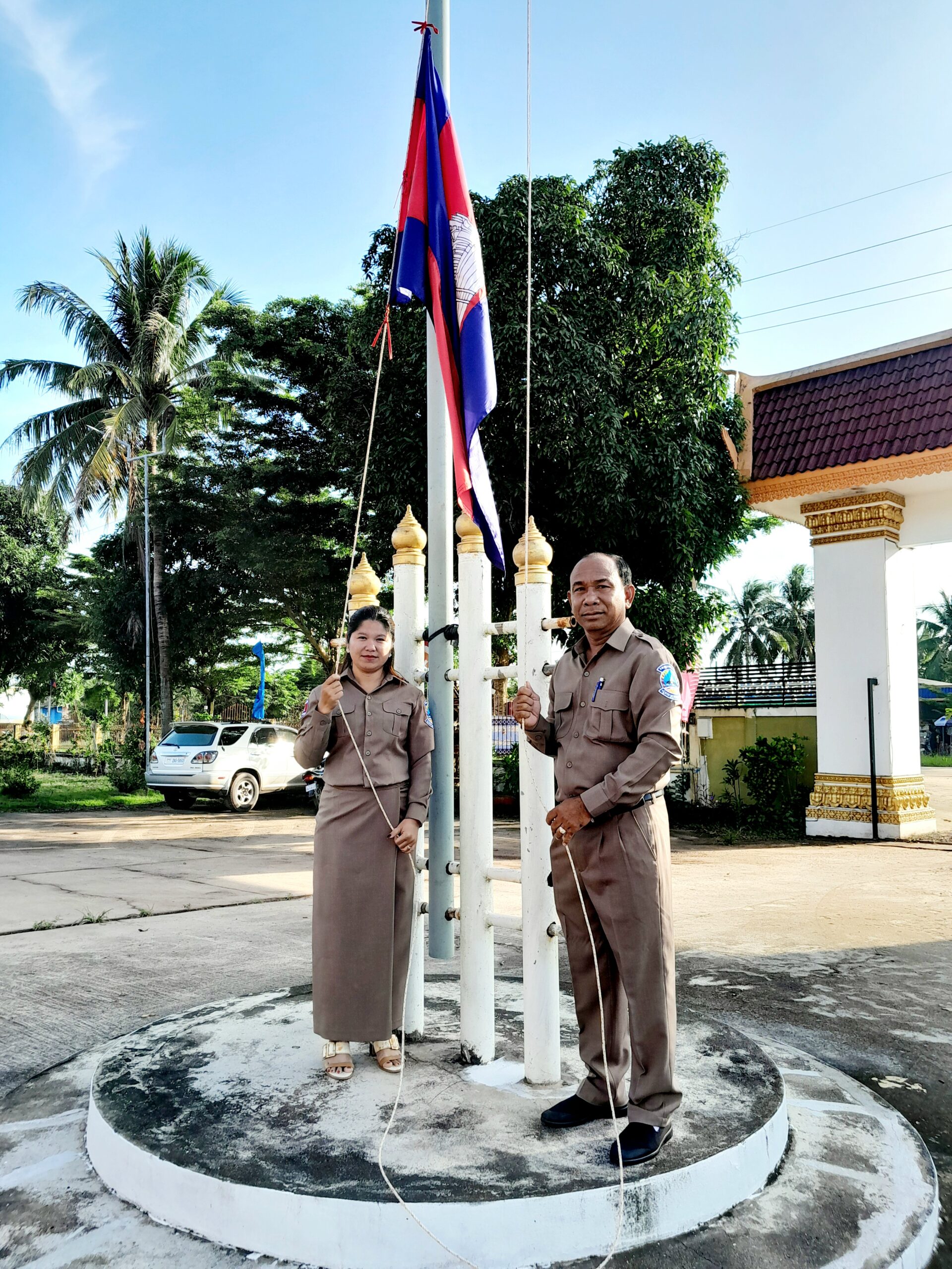 មន្រ្តីរាជការ នៃរដ្ឋបាលស្រុកមណ្ឌលសីមា បានធ្វើការគោរពទង់ជាតិ និងភ្លេងជាតិ នៃព្រះរាជាណាចក្រកម្ពុជា នាព្រឹកថ្ងៃចន្ទនេះដើមសប្តាហ៍