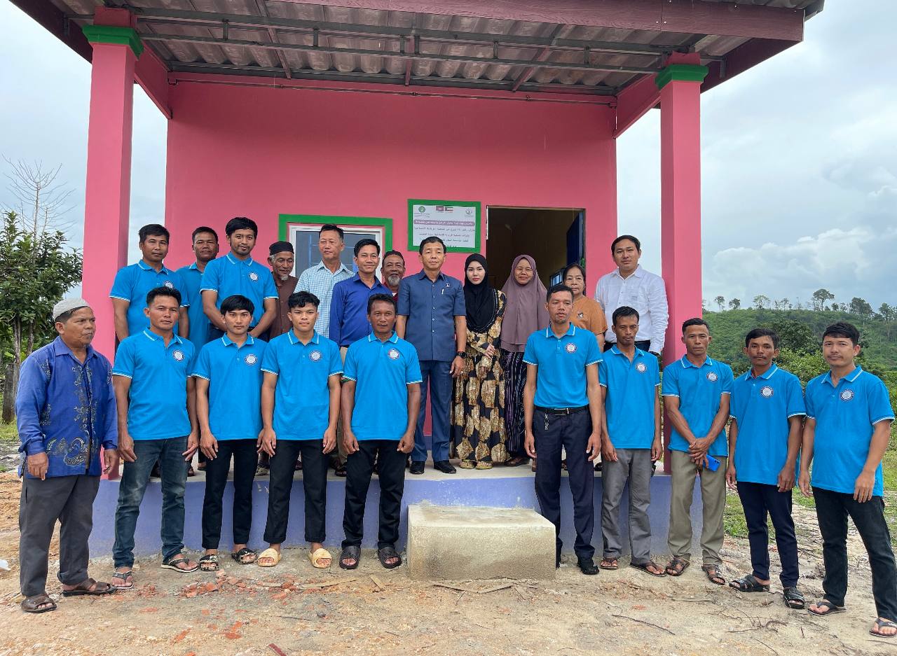 លោក​ សុខ​ ភិរម្យ​ អភិបាល​ស្រុកមណ្ឌលសីមា​ បានអញ្ជេីញជាអធិបតី​ និងដឹកនាំក្រុមការងាររួមមាន​ លោក​ ហាក់​ ស៉ីម​ អភិបាលរងស្រុក​ មន្រ្តីសាលាស្រុក ក្រុមប្រឹក្សាឃុំប៉ាក់ខ្លង​ លោកស្រីមេភូមិចាំយាម​ និងសមាជិកសមាគមសម្ព័ន្ធយុវជ​នមុស្លិមកម្ពុជា​ ខេត្តកោះកុង​ ចូលរួមក្នុងកម្មវិធីប្រគល់ផ្ទះជូនប្រជាពលរដ្ឋចំនួន​ ០២​ គ្រួសារ​