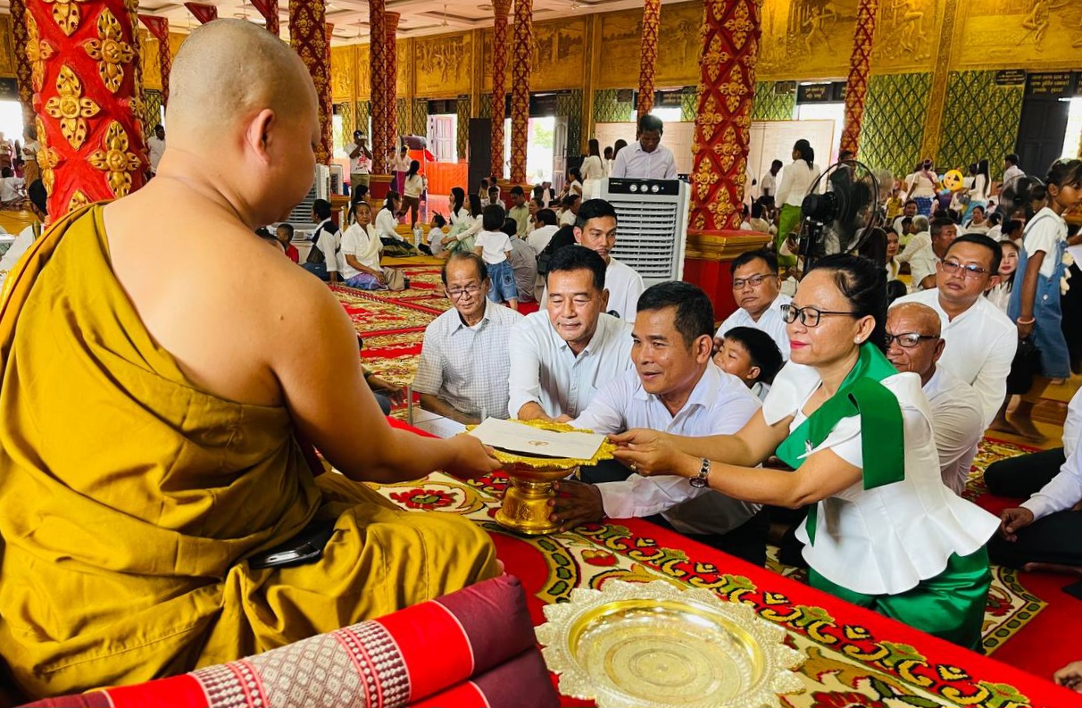 លោកឧត្តមសេនីយ៍ត្រី ជួន សុភ័ក្រ មេបញ្ជាការតំបន់ប្រតិបត្តិការសឹករងកោះកុង និងភរិយាព្រមទាំង លោក លោកស្រី មេបញ្ជាការរង លោកនាយសេនាធិការរង នាយការិយាល័យ ផ្នែក ព្រមទាំងនាយទាហាន នាយទាហានរង​ ពលទាហាន បានអញ្ជើញនាំយកបច្ច័យ និងទេយ្យទាន ទៅប្រគេនព្រះសង្ឃក្នុងវេនកាន់បិណ្ឌវេនទី១៤ នៅវត្តទេពនិមិត្ត (វត្តថ្មី)ស្ថិតនៅភូមិ៣ សង្កាត់ស្មាច់មានជ័យ ក្រុងខេមរភូមិន្ទ ខេត្តកោះកុង