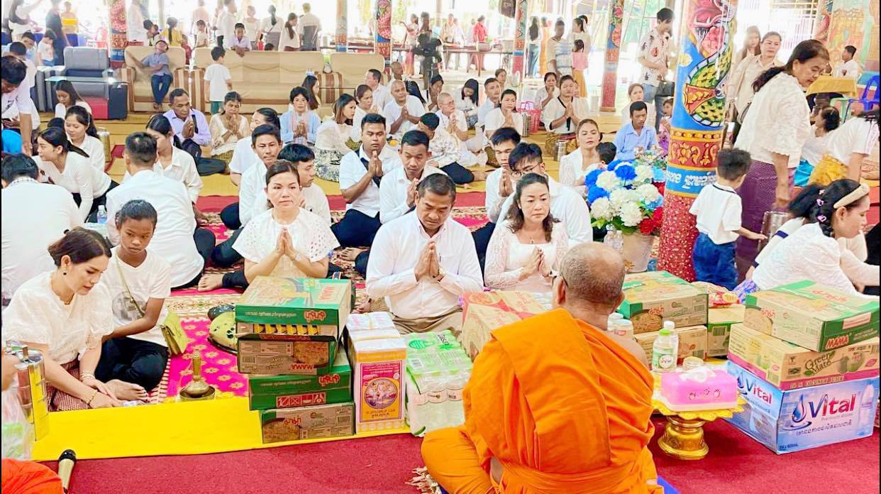 លោកឧត្តមសេនីយ៍ទោ គង់ មនោ ស្នងការនគរបាលខេត្តកោះកុង និងក្រុម​គ្រួសារ​ ចូលរួមពិធីសូត្រមន្តកាន់បិណ្ឌ ននៅវត្តជោតញ្ញាណ ស្ថិតនៅ​ភូមិ​បឹង​ឃុនឆាង​ សង្កាត់​ស្មាច់​មាន​ជ័យ​ ក្រុងខេមរភូមិន្ទ​ ខេត្តកោះកុង