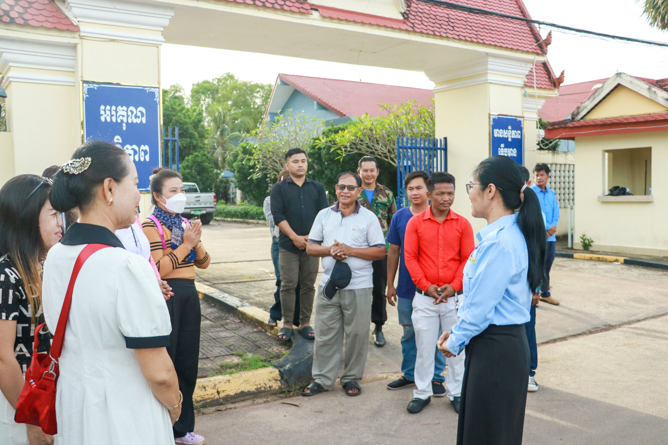 លោកជំទាវ មិថុនា ភូថង អភិបាល នៃគណៈអភិបាលខេត្តកោះកុង និងជាប្រធានសហភាពសហព័ន្ធយុវជនកម្ពុជាខេត្ត បានអញ្ជើញជួបសំណេះសំណាល និងជូនដំណើរបងប្អូនប្រជាពលរដ្ឋ ដែលធ្វើដំណើរពីខេត្តកោះកុង ទៅរាជធានីភ្នំពេញតាមរយៈរថយន្តក្រុងមិនបង់ថ្លៃ ក្នុងឱកាសបុណ្យភ្ជំុបិណ្ឌ