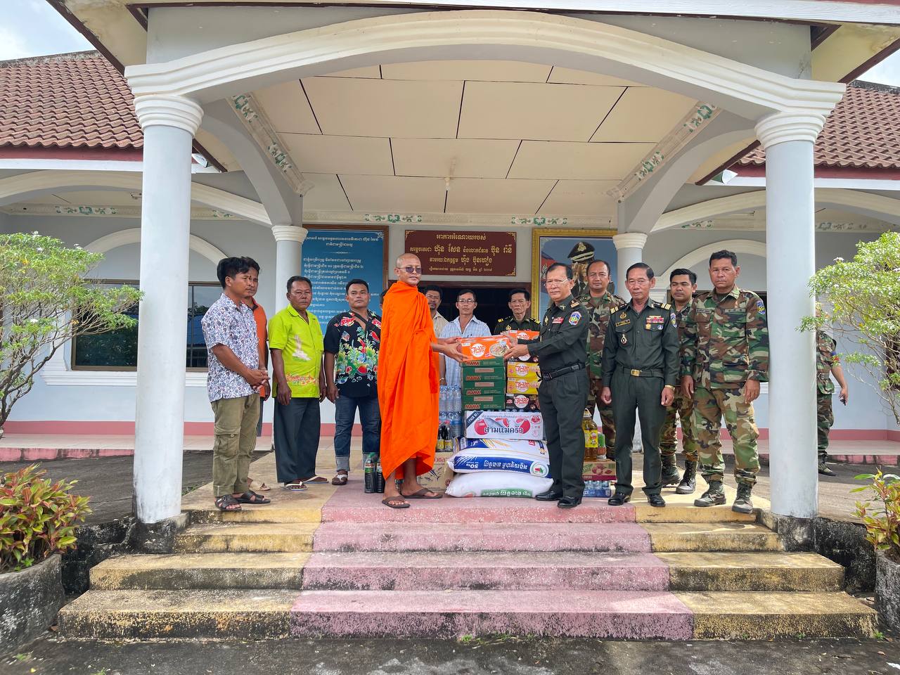 លោកវរសេនីយ៍ទោ ងួន ធឿន នាយសេនាធិការរង តំណាងលោកមេបញ្ជាការតំបន់ប្រតិបត្តិការសឹករងកោះកុង បានទទួលអំណោយពីព្រះគ្រូ មៀត វ៉ាន់ ព្រះគ្រូចៅអធិការវត្តអម្ពរទិយារាម(ហៅវត្តព្រែកស្វាយ)