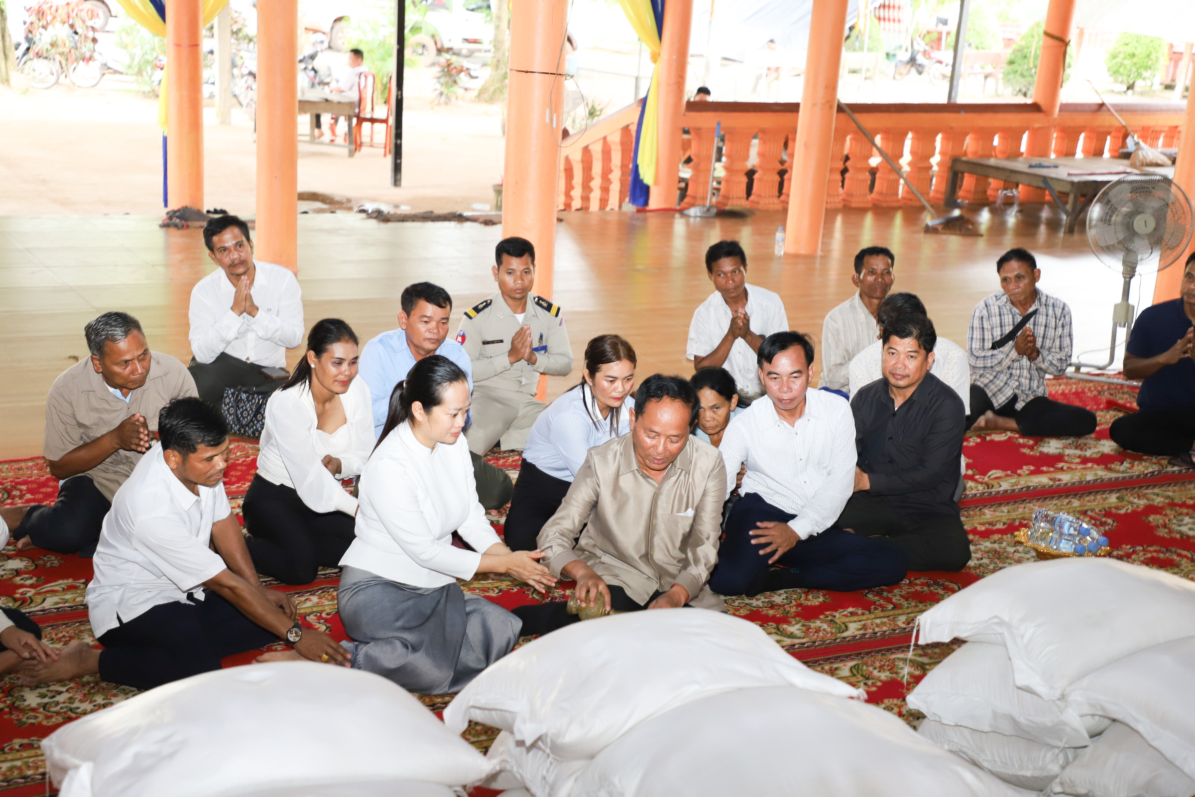 លោកស្រី ឈី វ៉ា អភិបាលរង នៃគណៈអភិបាលខេត្តកោះកុង បានអញ្ជើញអមដំណើរឯកឧត្តម កែ សំអឿន រដ្ឋលេខាធិការ ក្រសួងធម្មការ និងសាសនា ក្នុងពិធីប្រគេនទេយ្យទាន របស់សម្តេចមហាបវរធិបតី ហ៊ុន ម៉ាណែត និងលោកជំទាវបណ្ឌិត ពេជ ចន្ទមុន្នី ប្រគេនព្រះសង្ឃ គង់នៅវត្តចំនួន ៥វត្ត ក្នុងខេត្តកោះកុង