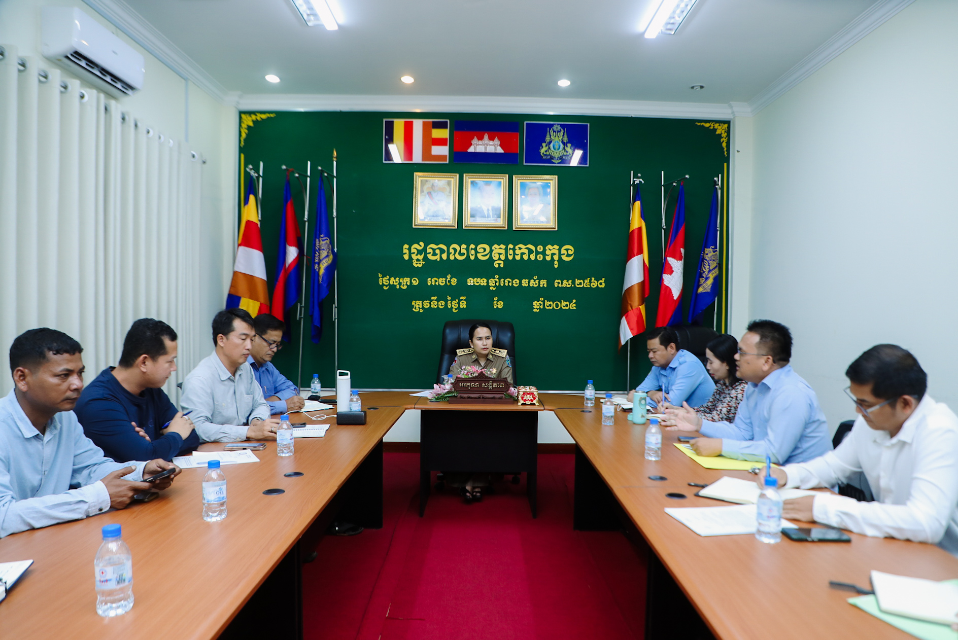 លោកស្រី អ៉ី នារីនេត អភិបាលរង នៃគណៈអភិបាលខេត្តកោះកុង បានអញ្ជីញជាអធិបតី ដឹកនាំកិច្ចប្រជុំ ដើម្បីពិនិត្យស្ថានភាព នៃការបាក់ទំនប់ទឹករបស់ក្រុមហ៊ុន អានកូ វ៉តធើស៊ុបផ្លាយ និងរកដោះស្រាយលើផលប៉ះពាល់ នៅភូមិកៀនក្រឡាញ់ ឃុំភ្ញីមាស ស្រុកគិរីសាគរ ខេត្តកោះកុង