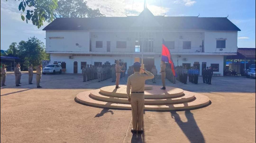 លោកឧត្តមសេនីយ៍ត្រី​ ស​ សារ៉ាត​ ស្នងការ​ស្តីទី​ខេត្តកោះកុង បានដឹកនាំ​កងកម្លាំងនគរបាល​ស្នងការដ្ឋាននគរបាលខេត្តកោះកុង គោរពទង់ជាតិ នៃព្រះរាជាណាចក្រកម្ពុជា