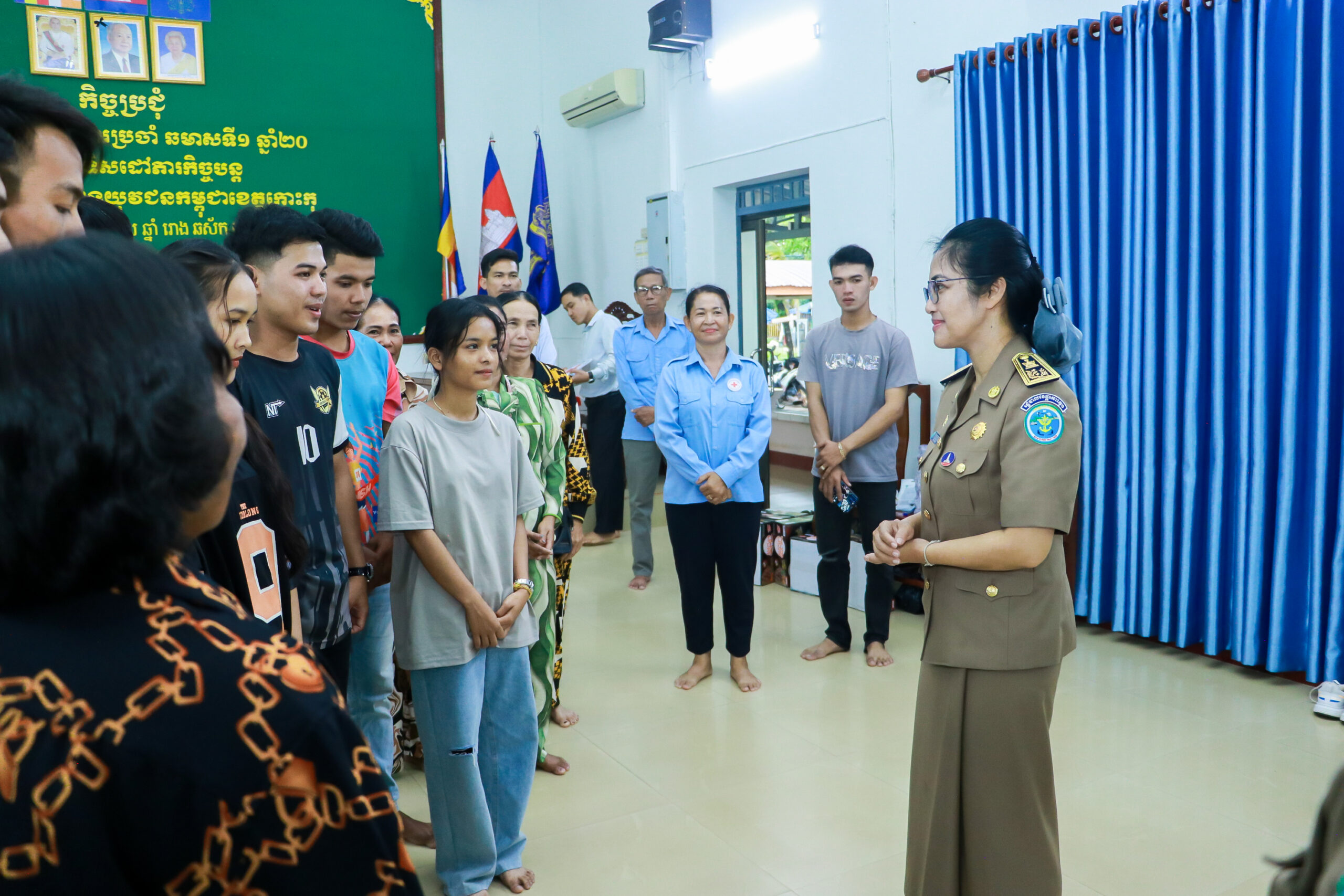 លោកជំទាវ មិថុនា ភូថង អភិបាល នៃគណៈអភិបាលខេត្ត និងជាប្រធានគណៈកម្មាធិការសាខាកាកបាទក្រហមកម្ពុជា ខេត្តកោះកុង បានអញ្ជើញសំណេះសំណាល និងសួរសុខទុក្ខសិស្សានុសិស្ស ដែលមកតាមបណ្តាលស្រុកនានា នៃខេត្តកោះកុងត្រៀមប្រឡងសញ្ញាបត្រមធ្យមសិក្សាទុតិយភូមិ នៅវិទ្យាល័យចំណេះទូទៅ និងបច្ចេកទេស តេជោសែន កោះកុង