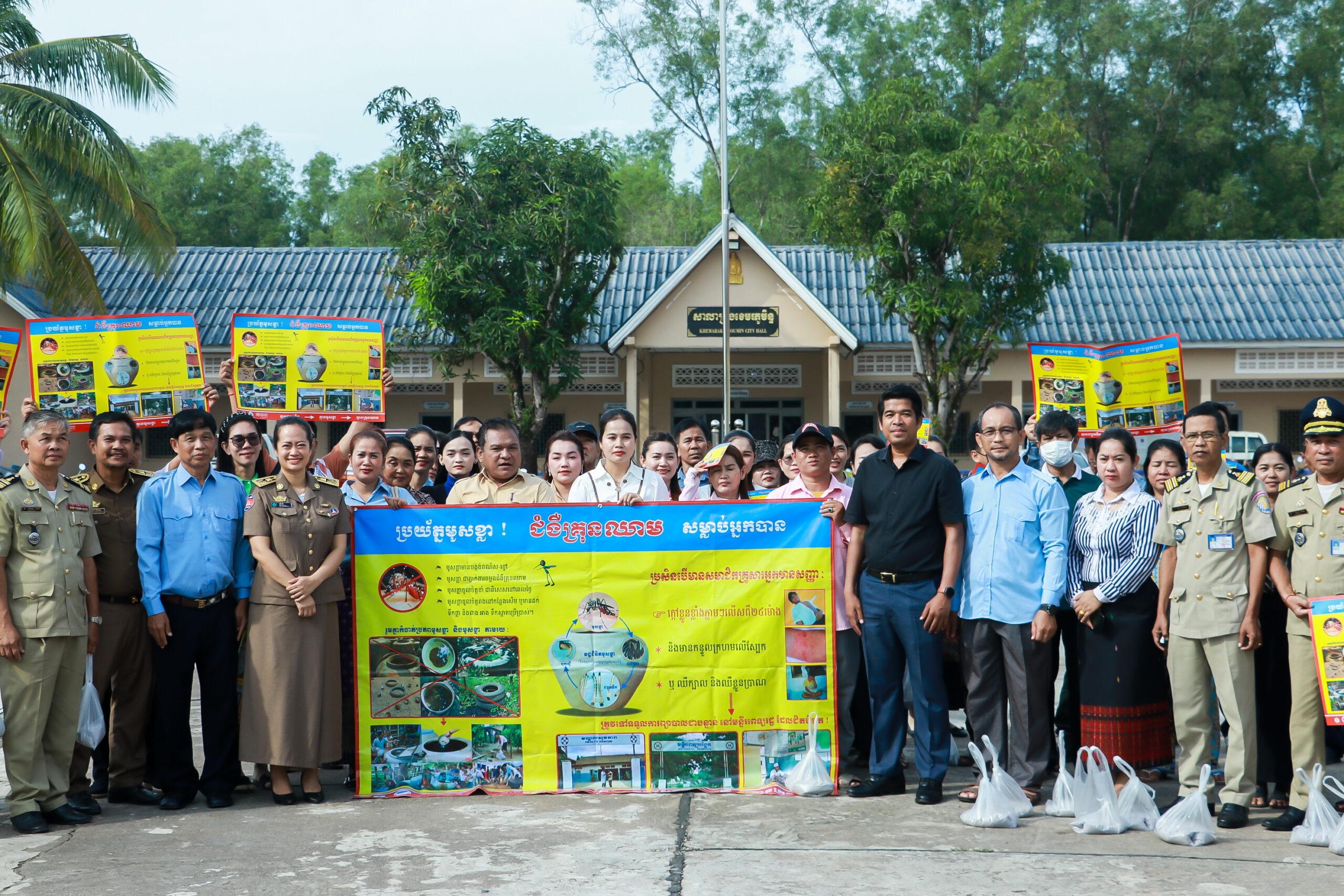 លោកស្រី ឈី វ៉ា អភិបាលរង នៃគណៈអភិបាលខេត្តកោះកុង បានអញ្ជើញបើកយុទ្ធនាការដាក់អាបេត និងអប់រំផ្សព្វផ្សាយពីជំងឺគ្រុនឈាមនៅតាមសហគមន៍ ក្នុងក្រុងខេមរភូមិន្ទ ខេត្តកោះកុង