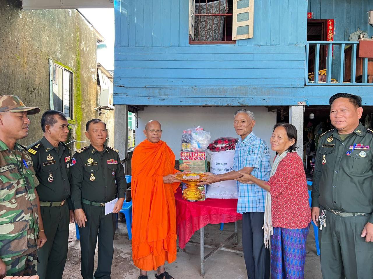 លោកវរសេនីយ៍ទោ ងួន ធឿន នាយសេនាធិការរង តំណាងលោកមេបញ្ជាការ តំបន់ប្រតិបត្តិការសឹករងកោះកុង រួមជាមួយក្រុមការងារ និងព្រះគ្រូ ហេង សំបូរ ព្រះមេគណខេត្ត និងជាព្រះចៅអធិការវត្តជោត្តញ្ញាណ បានចុះសួរសុខទុក្ខលោក ប៉ែន អុន និវត្តន៏ជនស្ថិតនៅភូមិ៤ សង្កាត់ដងទង់ ក្រុងខេមរ:ភូមិន្ទ ខេត្តកោះកុង ដោយនាំយកអំណោយជាគ្រឿងឧបភោគ បរិភោគ និងថវិកាមួយចំនួន របស់សម្តេចមហាបវរធិបតី ហ៊ុន ម៉ាណែត និងព្រះមេគណខេត្ត