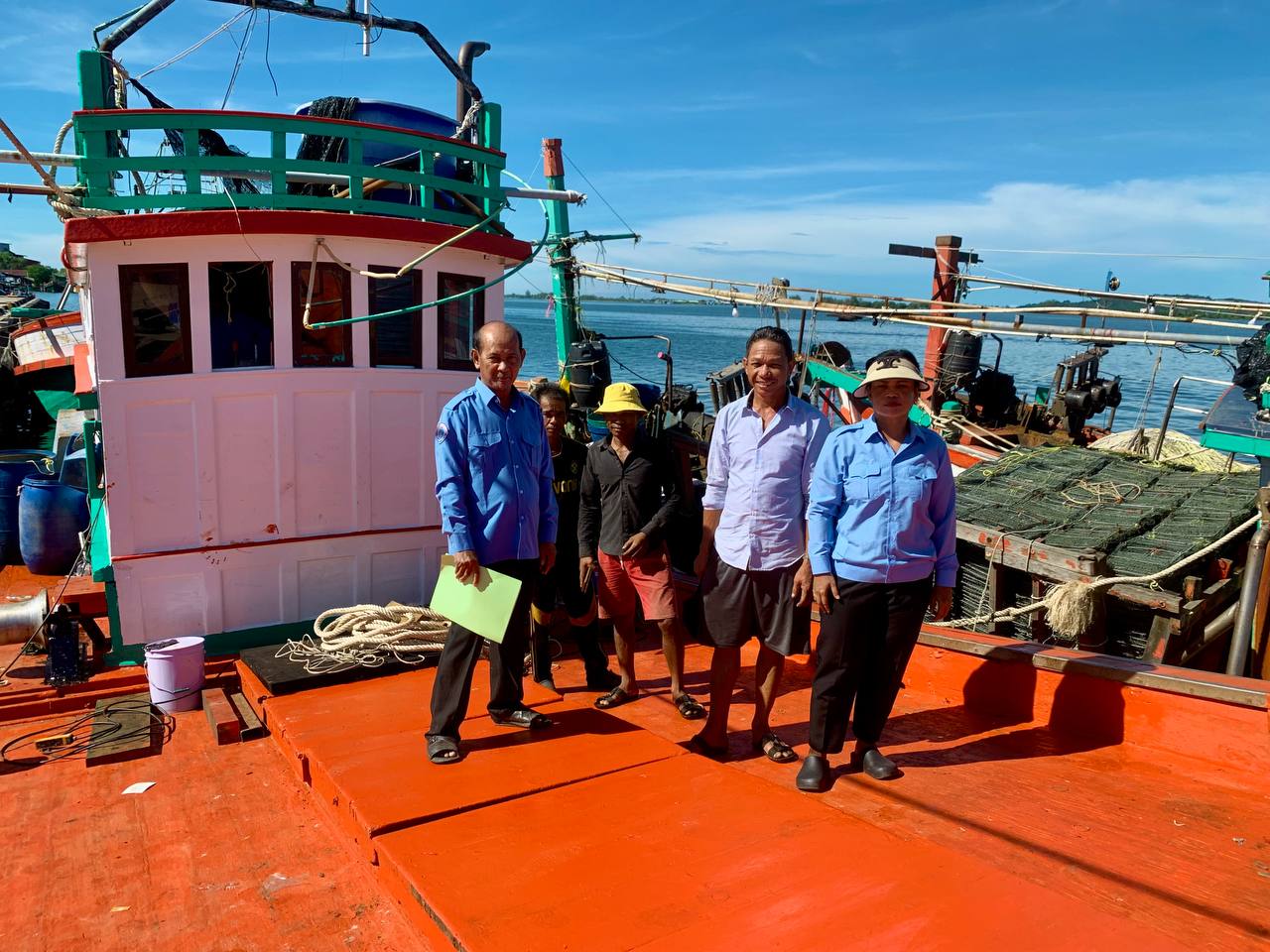 លោក​ស្រី​ វ៉ា​ រ៉ាវី​ អនុប្រធាន​មន្ទីរ​មន្ទីរប្រៃសណីយ៍ និងទូរគមនាគមន៍ខេត្តកោះកុង បានដឹកនាំប្រធានការិយាល័យជំនាញ​មន្ទីរ​ពីររូប​ ចុះត្រួតពិនិត្យ​ និងណែនាំដល់បណ្តាអាជីវករទូកនេសាទទាំងអស់​ ដែលប្រេីប្រាស់វិទ្យុទាក់ទង​ ដេីម្បីធ្វេីលិខិតអនុញ្ញាតនៅមន្ទីរ​ស្របតាមច្បាប់បទដ្ឋានគតិយុត្ត