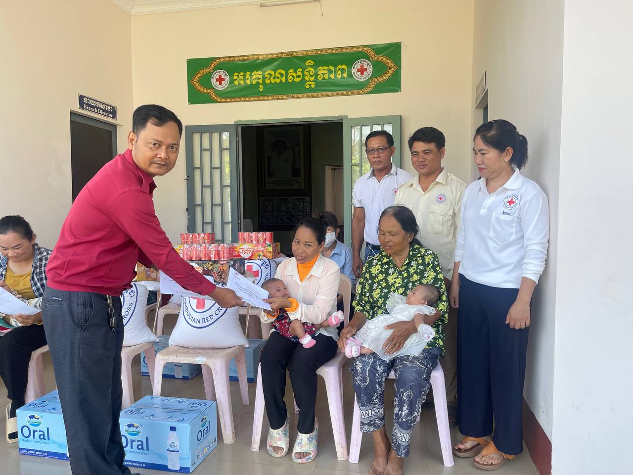 គ្រួសាររស់នៅជាមួយមេរោគអេដស៍ងាយរងគ្រោះ និងស្ត្រីសម្រាល ចំនួន៤នាក់ ទទួលបានអំណោយមនុស្សធម៌ ពីសាខាកាកបាទក្រហមកម្ពុជា ខេត្តកោះកុង