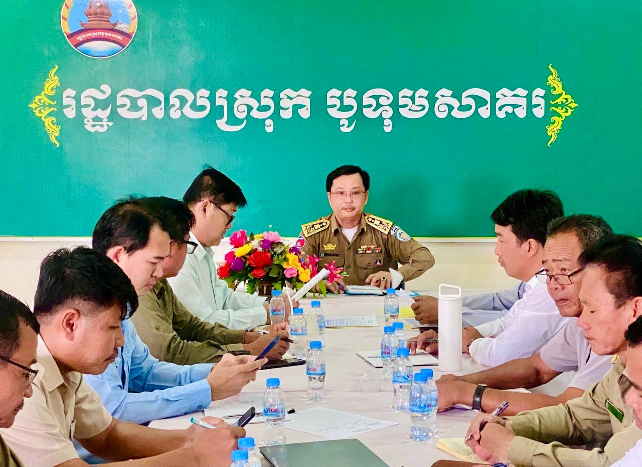 លោក អន សុធារិទ្ធ អភិបាលរង នៃគណៈអភិបាលខេត្ត និងជាប្រធានលេខាធិការដ្ឋាននៃគណៈកម្មាធិការគ្រប់គ្រង និងអភិវឌ្ឍន៍តំបន់ឆ្នេរសមុទ្រកម្ពុជា ខេត្តកោះកុង បានដឹកនាំក្រុមការងារខេត្ត មន្ទីរជំនាញ និងអាជ្ញាធរមូលដ្ឋាន ប្រជុំពិភាក្សាលើ ករណីមានការស្នើសូមច្បាប់ធ្វើផែទេសចរណ៍ជាលក្ខណៈគ្រួសារ