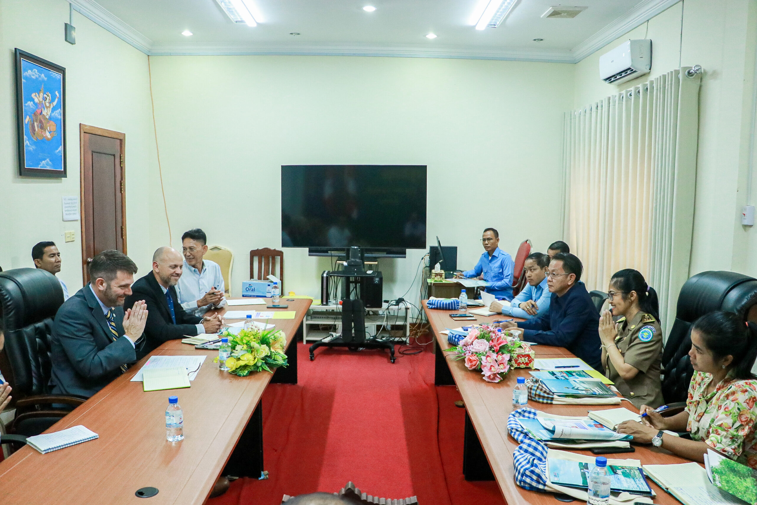 លោកជំទាវ មិថុនា ភូថង អភិបាល នៃគណៈអភិបាលខេត្តកោះកុង បានអញ្ជើញស្វាគមន៍លោកបណ្ឌិត Mark Doyle នាយកការិយាល័យអភិវឌ្ឍន៍សេដ្ឋកិច្ចប្រកបដោយចេរភាព USAID ប្រចាំនៅកម្ពុជា ក្នុងជំនួបសម្តែងការគួរសម និងជម្រាបជូនអីពី សកម្មភាព និងពិភាក្សាកិច្ចសហការក្នុងការអនុវត្តគម្រោង USAID អភិរក្ស
