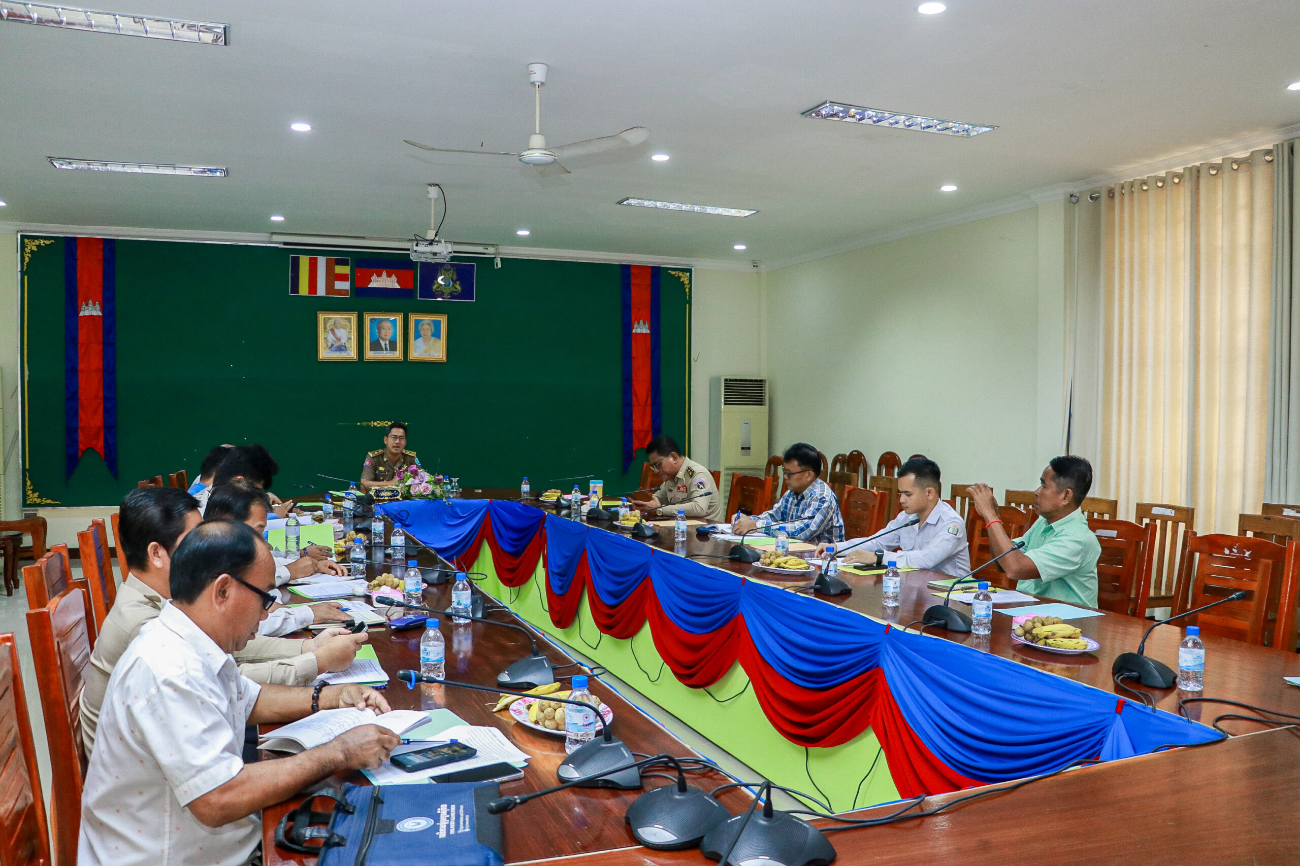 លោក ហាក់ ឡេង អភិបាលរង នៃគណៈអភិបាលខេត្តកោះកុង និងជាប្រធានលេខាធិការដ្ឋានក្រុមប្រឹក្សាប្រឡងប្រណាំងអនុវត្តគោលនយោបាយភូមិ ឃុំ សង្កាត់ មានសុវត្ថិភាព នៃរដ្ឋបាលខេត្ត បានអញ្ជើញដឹកនាំកិច្ចប្រជុំ ដើម្បីពិនិត្យសេចក្តីព្រាងរបាយការណ៍ លទ្ធផលការងារក្រុមប្រឹក្សាប្រឡងប្រណាំងអនុវត្តគោលនយោបាយភូមិ ឃុំ សង្កាត់មានសុវត្ថិភាពខេត្តកោះកុង ប្រចាំខែកញ្ញា និងទិសដៅការងារសម្រាប់ខែតុលា ឆ្នាំ២០២៤