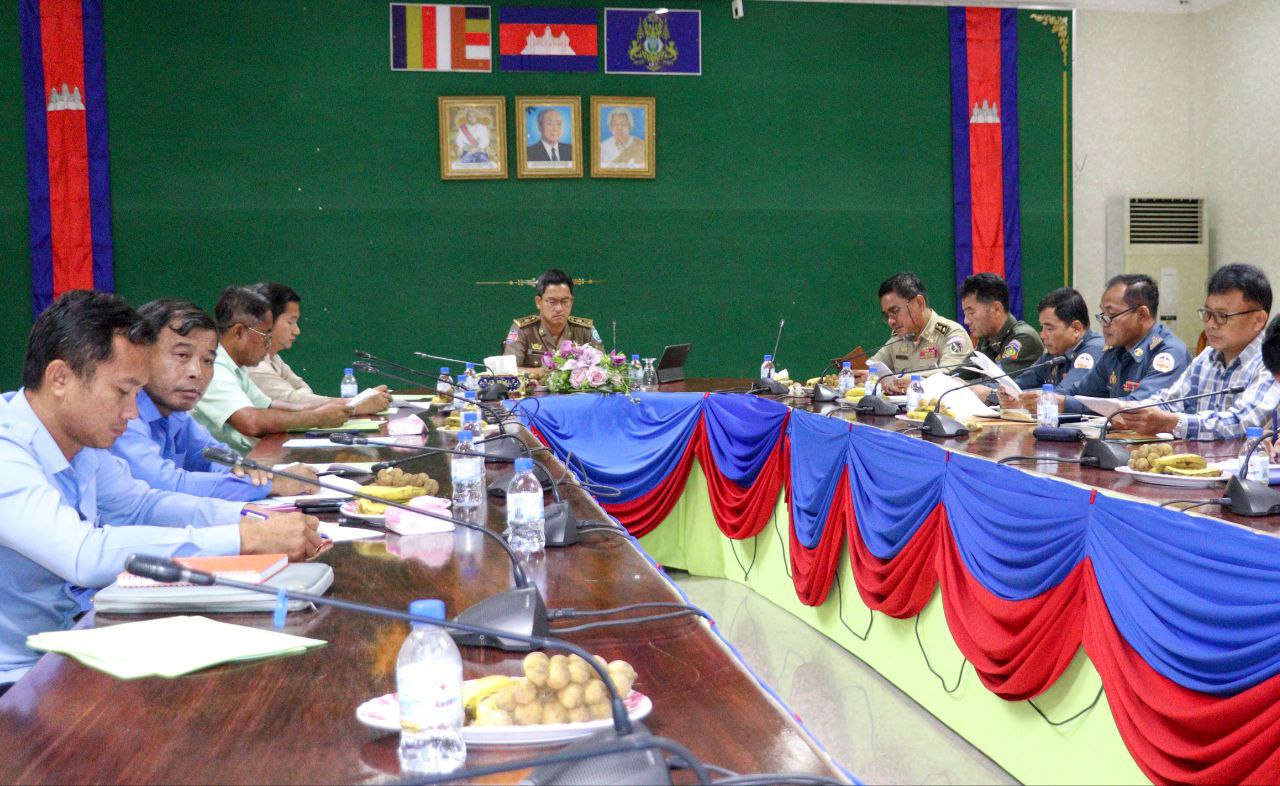 លោក ហាក់ ឡេង អភិបាលរង នៃគណៈអភិបាលខេត្តកោះកុង និងជាប្រធានលេខាធិការដ្ឋានគណៈបញ្ជាការឯកភាពរដ្ឋបាលខេត្ត បានអញ្ជើញដឹកនាំកិច្ចប្រជុំ ដើម្បីពិនិត្យសេចក្តីព្រាងរបាយការណ៍ លទ្ធផលការងារគណៈបញ្ជាការឯកភាពរដ្ឋបាលខេត្តប្រចាំខែកញ្ញា និងទិសដៅការងារសម្រាប់ខែតុលា ឆ្នាំ២០២៤