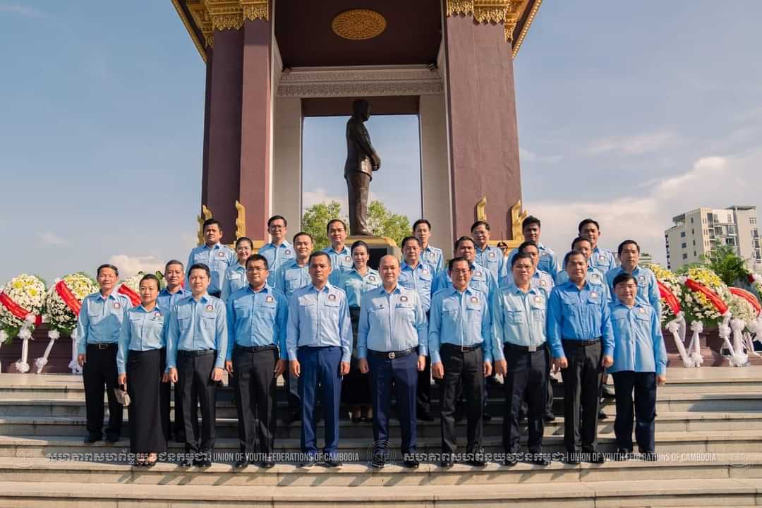 លោកជំទាវ មិថុនា ភូថង អភិបាល នៃគណៈអភិបាលខេត្តកោះកុង និងជាប្រធានសហភាពសហព័ន្ធយុវជនកម្ពុជាខេត្តកោះកុង បានអញ្ជើញ ចូលរួមគោរពព្រះវិញ្ញាណក្ខន្ធ និងថ្វាយកម្រងផ្កានៅស្តូបព្រះបរមរូប នាឱកាស ខួបលើកទី១២ នៃព្រះរាជពិធីគោរពព្រះវិញ្ញាណក្ខន្ធ ព្រះករុណា ព្រះបាទសម្តេចព្រះ នរោត្តម សីហនុ ព្រះមហាវីរក្សត្រ ព្រះវររាជបិតា ឯករាជ្យ បូរណភាពទឹកដី និងឯកភាពជាតិខ្មែរ«ព្រះបរមរតនកោដ្ឋ»
