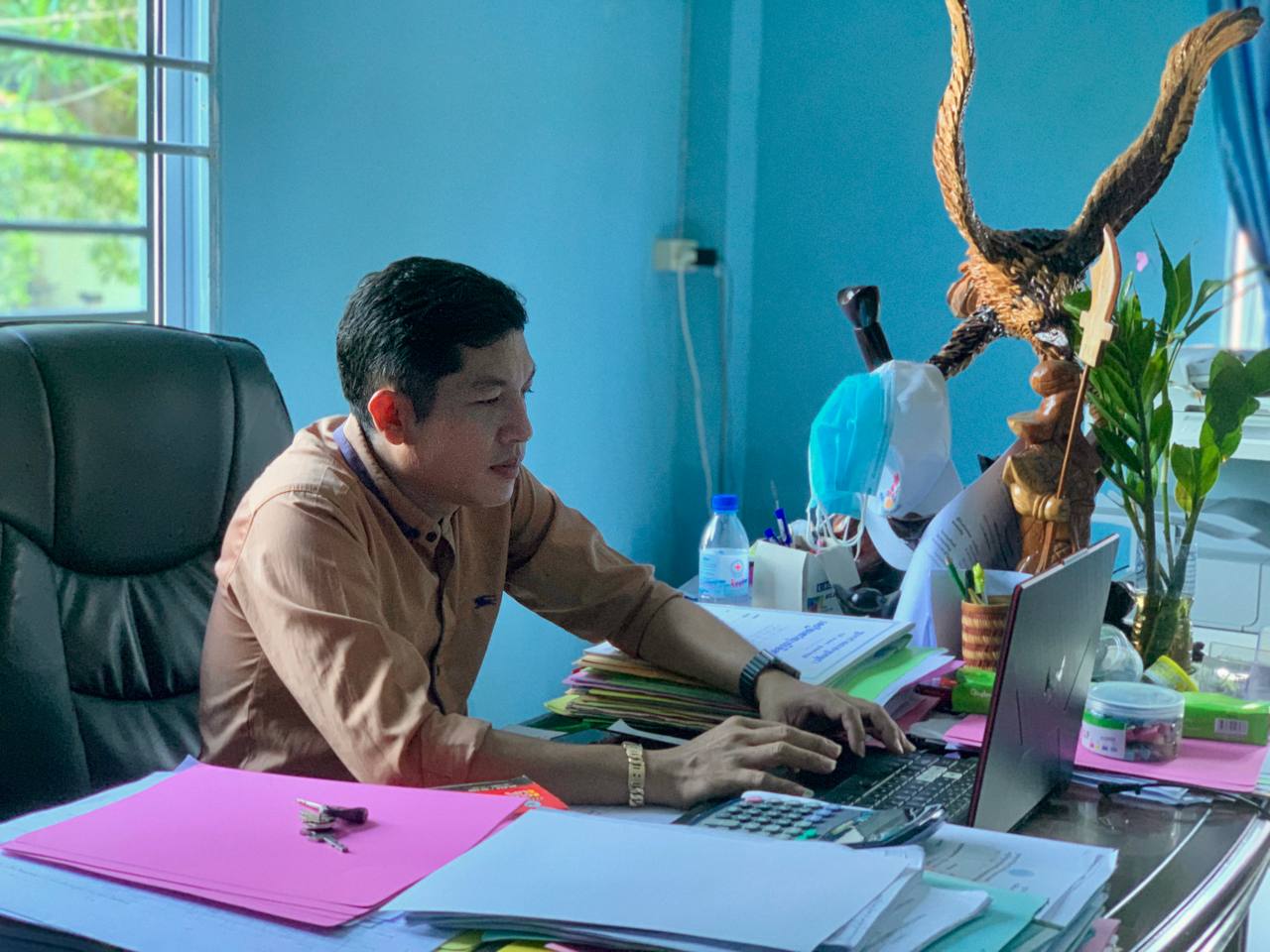 លោក​ ឯក​ តារារិទ្ធ​ ប្រធានការិយាល័យរដ្ឋបាល​ បុគ្គលិក​-ហិរញ្ញវត្ថុ​ នៃមន្ទីរប្រៃសណីយ៍និងទូរគមនាគមន៍ខេត្តកោះកុង បានចូលរួមវគ្គបណ្តុះបណ្តាលប្រព័ន្ធបច្ចេកវិទ្យាព័ត៌មានគ្រប់គ្រងបញ្ជីសារពើភណ្ឌទ្រព្យសម្បត្តិរដ្ឋ – SARMIS v2 តាមរយៈ​ប្រព័ន្ធ​អនឡាញ​វីដេអូ​