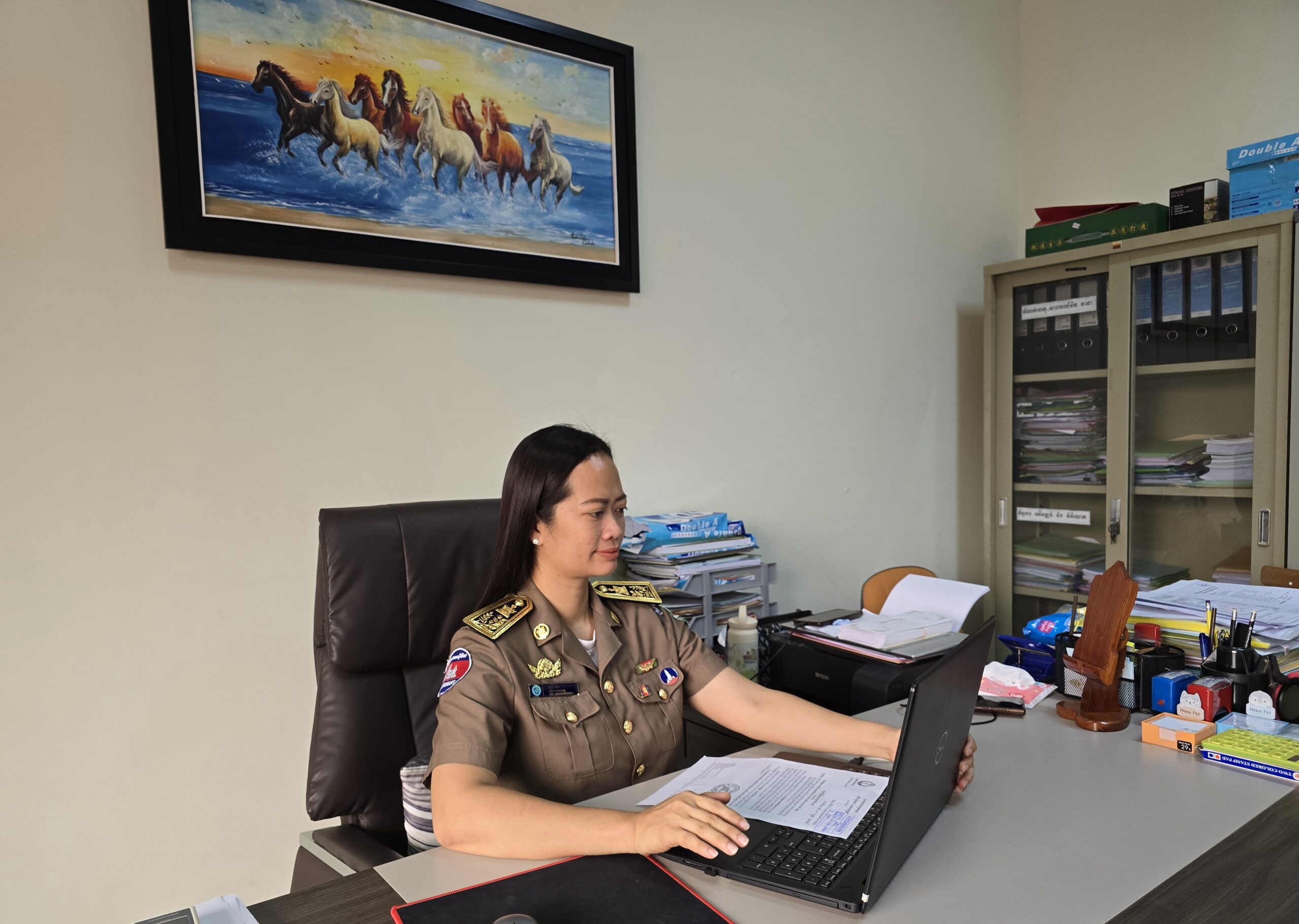 លោកស្រី ឈី វ៉ា អភិបាលរង នៃគណៈអភិបាលខេត្តកោះកុង បានអញ្ជើញចូលរួម ក្នុងកិច្ចប្រជុំ ក្រុមការងារអភិវឌ្ឍ និងគ្រប់គ្រង ក្របខ័ណ្ឌអនុវត្តការជំរុញបង្កើនការងារថែទាំសុខភាពបឋម ក្នុងគោលបំណង ដើម្បីចែករំលែកព័ត៌មាន ស្តីពីបច្ចុប្បន្នភាព នៃការអនុវត្តក្របខ័ណ្ឌអនុវត្តការជំរុញបង្កើនការងារថែទាំសុខភាពបឋម (PHC-BIF) នៅថ្នាក់ខេត្ត ស្រុក ខណ្ឌ និងឃុំ សង្កាត់