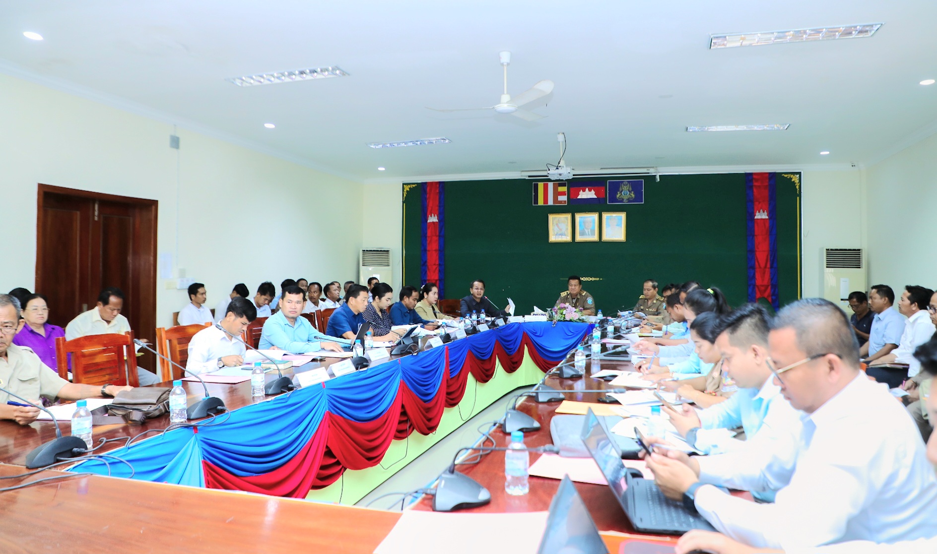 លោក ស្រេង ហុង អភិបាលរង នៃគណៈអភិបាលខេត្តកោះកុង បានអញ្ជើញជាអធិបតី ដឹកនាំកិច្ចប្រជុំត្រួតពិនិត្យ កែតម្រូវឡើងវិញនូវរបាយការណ៍ ស្តីពីវឌ្ឍនភាព បញ្ហាប្រឈម សំណើ សំណូមពរ របស់រដ្ឋបាលក្រុង ស្រុក ឃុំ សង្កាត់ ដើម្បីត្រៀមលក្ខណៈ ក្នុងការរៀបចំវេទិការ រវាងរាជរដ្ឋាភិបាល និងរដ្ឋបាលថ្នាក់ក្រោមជាតិ ស្តីពីកំណែទម្រង់វិមជ្ឈការ និងវិសហមជ្ឈការ ដើម្បីចូលរួមសម្រេចបានចក្ខុវិស័យកម្ពុជាឆ្នាំ២០៥០