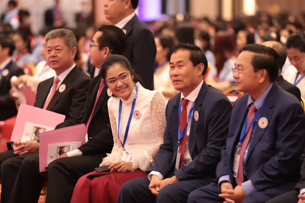 លោកជំទាវ​ មិថុនា​ ភូថង​ អភិបាល នៃគណៈអភិបាលខេត្តកោះកុង​ បានអញ្ជេីញចូលរួម​ “ពិធីសំណេះសំណាល និងបំពាក់កន្សែងយុវជនកាកបាទក្រហមកម្ពុជា មកពីគ្រឹះស្ថានឧត្តមសិក្សា ២៥ ក្នុងរាជធានីភ្នំពេញ” ក្រោមអធិបតីភាពដ៏ខ្ពង់ខ្ពស់សម្តេចមហាបវរធិបតី ហ៊ុន ម៉ាណែត​​ នាយករដ្ឋមន្ត្រី នៃព្រះរាជាណាចក្រកម្ពុជា