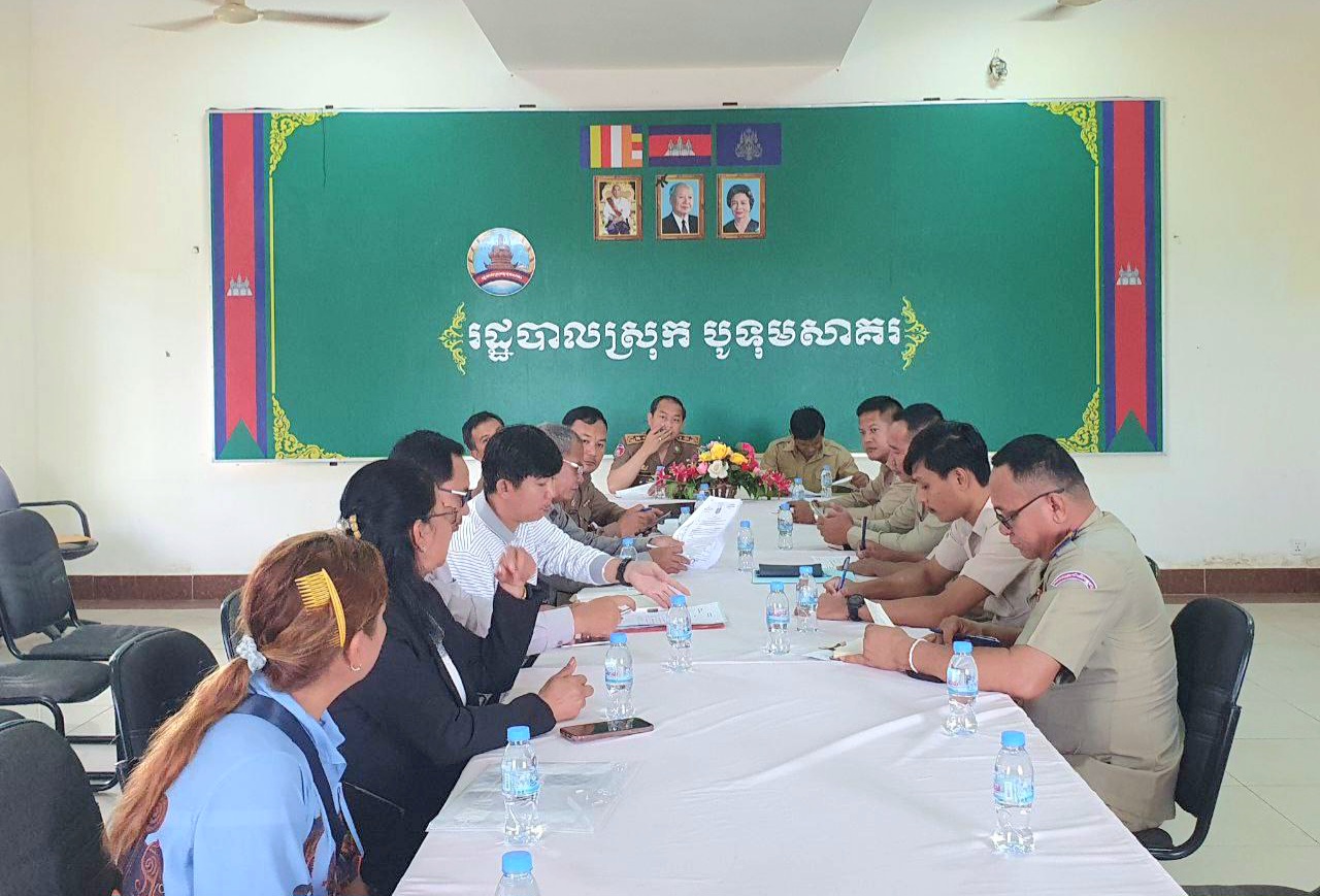 លោក សេង ដារ៉ា នាយករងរដ្ឋបាលសាលាខេត្តកោះកុង បានអញ្ជើញដឹកនាំកិច្ចប្រជុំ ដើម្បីធ្វើការស្រាវជ្រាវលើសំបុត្របញ្ជាក់កំណើតរបស់ឈ្មោះ ម៉ៅ ខា ដែលបានចុះបញ្ជីនៅឃុំថ្មស ស្រុកបូទុមសាគរ ខេត្តកោះកុង