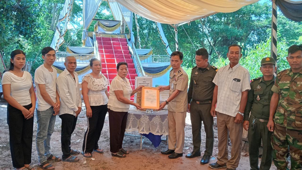 លោកវរសេនីយ៍ទោ ឈន សុខុម អនុប្រធានគណៈកម្មាធិការស អ កស្រុកស្រែអំបិល តំណាងលោកឧត្តមសេនីយ៍ត្រី ជួន សុភ័ក្រ មេបញ្ជាការតំបន់ប្រតិបត្តិការសឹករងកោះកុងជាប្រធានគណៈកម្មាធិការស អ ក ខេត្តកោះកុង បានដឹកនាំប្រធានកិត្តិយសស អ ក ឃុំស្រែអំបិល និងប្រធានសាខាស អ កឃុំស្រែអំបិល នាំយកថវិកាបេឡាមរណសង្គ្រោះ និងសម្ភារមួយចំនួន ប្រគល់ជូនដល់គ្រួសារ នៃសពលោក ពួក ឡោ (ជនពិការ)ជាសមាជិកស អ កនៅភូមិខ្លុង ឃុំស្រែអំបិល ស្រុកស្រែអំបិល ខេត្តកោះកុង
