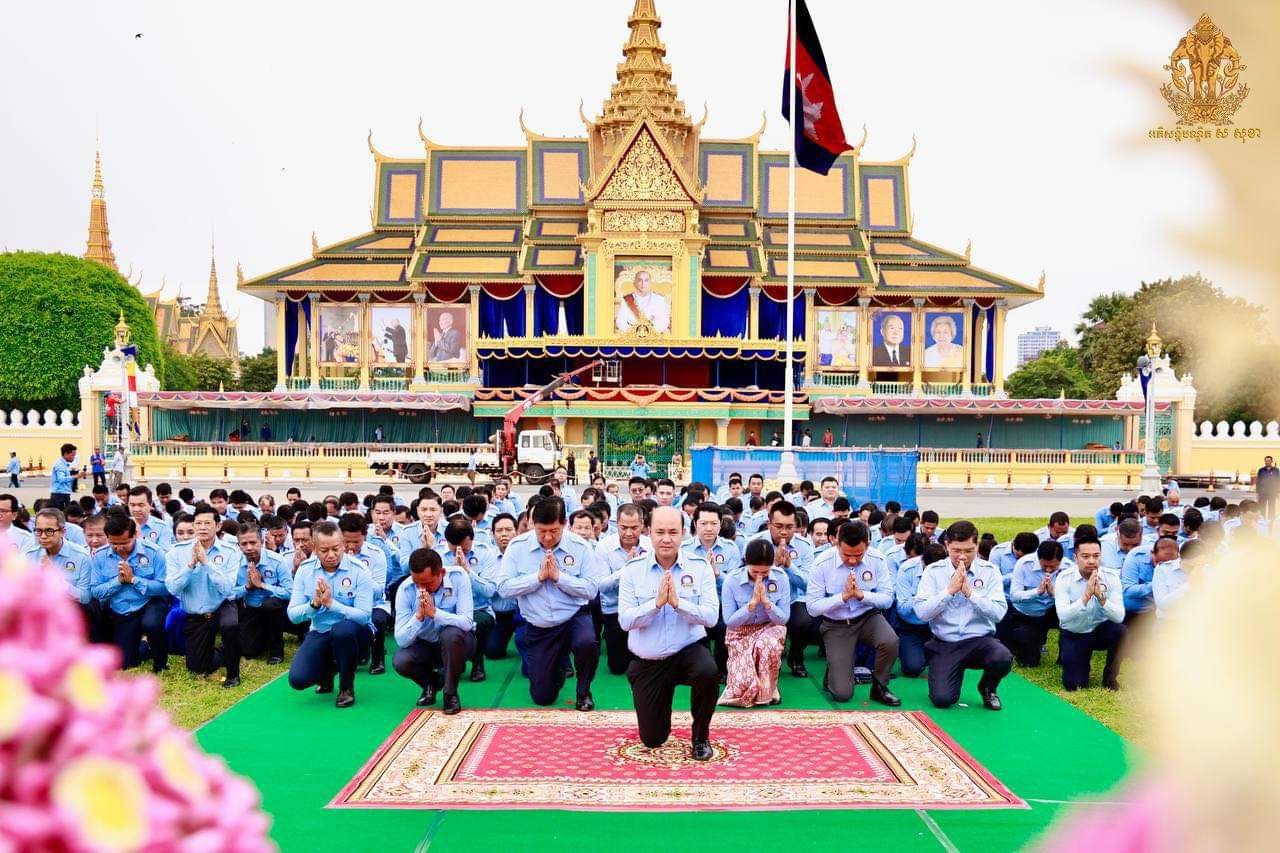លោកជំទាវ មិថុនា ភូថង អភិបាល នៃគណៈអភិបាលខេត្តកោះកុង និងជាប្រធានសហព័ន្ធយុវជនកម្ពុជា ខេត្តកោះកុង បានអញ្ជើញចូលរួមក្រាបថ្វាយព្រះពរ ព្រះបរមឆាយាល័ក្ខណ៍ ក្រោមការដឹកនាំរបស់ឯកឧត្តម ហ៊ុន ម៉ានី ប្រធានសហភាពសហព័ន្ធយុវជនកម្ពុជា ក្នុងឱកាសអបអរសាទរខួបលើកទី២០ នៃព្រះរាជពិធីឡើងគ្រងព្រះបរមរាជសម្បត្តិ នៃព្រះមហាក្សត្រ នៃព្រះរាជាណាចក្រកម្ពុជា