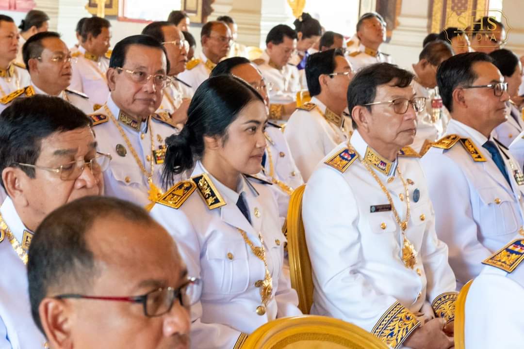 ឯកឧត្តម ថុង ណារុង ប្រធានក្រុមប្រឹក្សាខេត្តកោះកុង និងលោកជំទាវ មិថុនា ភូថង អភិបាល នៃគណៈអភិបាលខេត្តកោះកុង បានអញ្ជើញចូលរួម ក្នុងព្រះរាជពិធីថ្វាយព្រះពរ ព្រះករុណាព្រះបាទសម្តេចព្រះបរមនាថ នរោត្តម សីហមុនី ព្រះមហាក្សត្រ នៃព្រះរាជាណាចក្រកម្ពុជា ជាទីគោរពសក្ការៈដ៏ខ្ពង់ខ្ពស់បំផុត ក្នុងព្រះរាជវរោកាស នៃព្រះរាជពិធីខួបទី២០ នៃការគ្រងព្រះបរមសិរីរាជសម្បត្តិ នៅក្នុងព្រះទីនាំងទេវាវិនិច្ឆ័យ ព្រះបរមរាជវាំង រាជធានីភ្នំពេញ