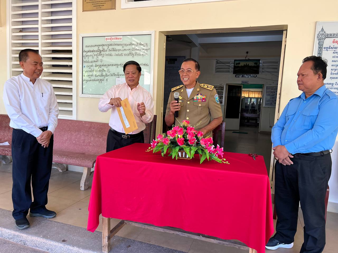 លោកបណ្ឌិត សំឃិត វៀន អភិបាលស្តីទីខេត្តកោះកុង បានអញ្ជើញប្រកាសលទ្ធផលប្រឡងសញ្ញាបត្រទុតិយភូមិ មណ្ឌលវិទ្យាល័យចំណេះទូទៅ បច្ចេកទេស តេជោសែនកោះកុង