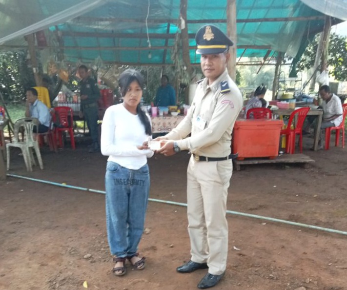 កម្លាំងប៉ុស្តិ៍នគរបាលរដ្ឋបាល ឃុំតាទៃលើ បានចុះចែកអត្តសញ្ញាណប័ណ្ណសញ្ជាតិខ្មែរជូនប្រជាពលរដ្ឋ