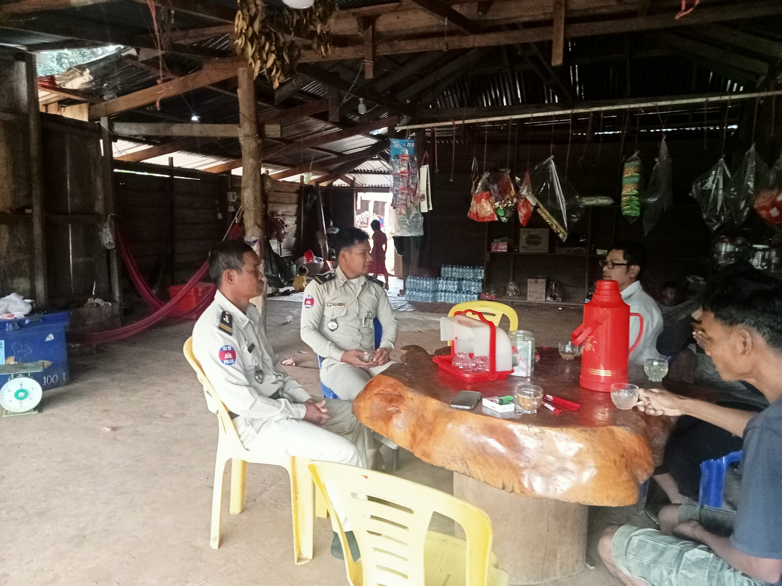 កម្លាំងប៉ុស្តិ៍នគរបាលរដ្ឋបាលឃុំតាទៃលើ បានចុះល្បាត សួរសុខទុកប្រជាពលរដ្ឋក្នុងមូលដ្ឋាននិងចែកអត្តសញាណប័ណ្ណជូនប្រជាពលរដ្ឋ