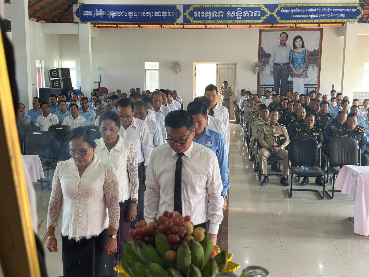 លោកស្រី គ្រី សោភ័ណ ប្រធានក្រុមប្រឹក្សាស្រុក លោក ក្រូច បូរីសីហា អភិបាលស្រុក បានដឹកនាំ លោក លោកស្រី ក្រុមប្រឹក្សាស្រុក លោកអភិបាលរងស្រុក មន្ត្រីរាជការសាលាស្រុក កងកំលាំងប្រដាប់អាវុធទាំងបីប្រភេទ យុវជនស.ស.យ.ក.ស្រុក សមាគមសិស្ស និស្សិតបញ្ញវន្ត ក្មេងវត្តស្រុក យុវជនកាយរឹទ្ធស្រុក យុវជនកាកបាទក្រហមស្រុក សម្ព័ន្ធយុវជនមុស្លីមកម្ពុជាស្រុក បានប្រារព្ធពិធីគោរព ព្រះវិញ្ញាណក្ខន្ធ ព្រះករុណា ព្រះបាទសម្តេចព្រះ នរោត្តម សីហនុ ព្រះមហាវីរក្សត្រ ព្រះវររាជ បិតាឯករាជ្យ បូរណភាពទឹកដី និងឯកភាពជាតិខ្មែរ “ព្រះបរមរតនកោដ្ឋ គម្រប់ខួប