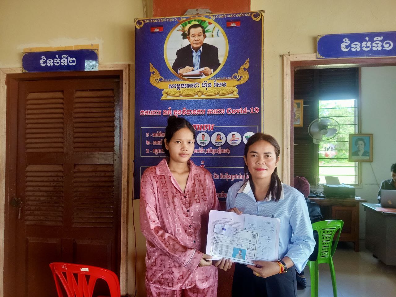 លោកស្រី ង៉ែ ដា ជំទប់ទី១ឃុំកណ្តោលបានអនុម័តចុះឈ្មោះជូនស្រ្តីមានផ្ទៃពោះចូលទៅក្នុងកម្មវិធីជាតិជំនួយសង្គម ក្នុងកញ្ចប់គ្រួសារ ដែលមានប័ណ្ណសមធម៌ ចំនួន:០២នាក់
