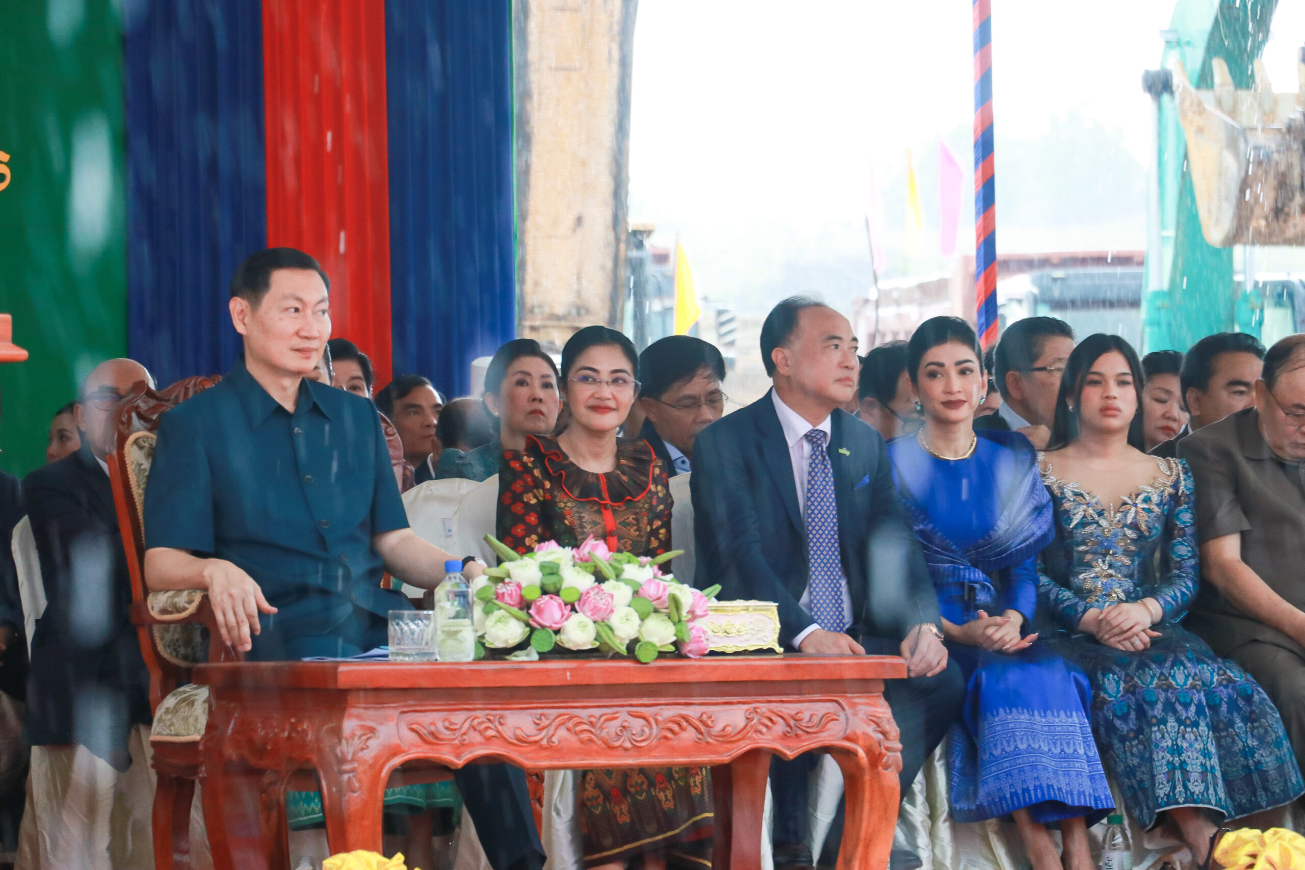 លោកជំទាវ មិថុនា ភូថង អភិបាល នៃគណៈអភិបាលខេត្តកោះកុង បានអញ្ជើញស្វាគមន៍ឯកឧត្តម កែវ រតនៈ រដ្ឋមន្ត្រីក្រសួងរ៉ែ និងថាមពល ក្នុងពិធី “បញ្ចុះបឋមសិលារបស់រោងចក្រផលិតអគ្គិសនី ដើរដោយឧស្ម័នធម្មជាតិ អនុភាព ៩០០ មេហ្គាវ៉ាត់” នៅឃុំថ្មស ស្រុកបូទុមសាគរ ខេត្តកោះកុង